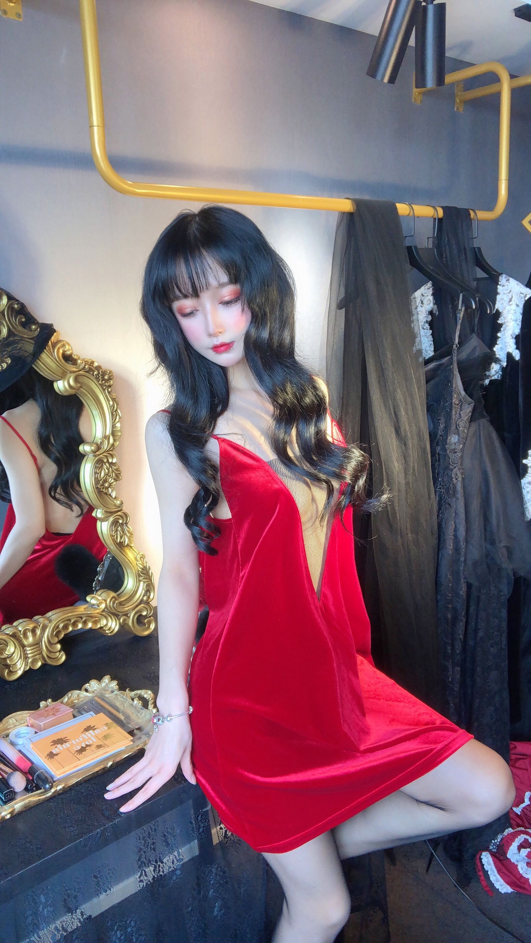 [福利COS] 动漫博主阿包也是兔娘 - 红丝绒睡衣