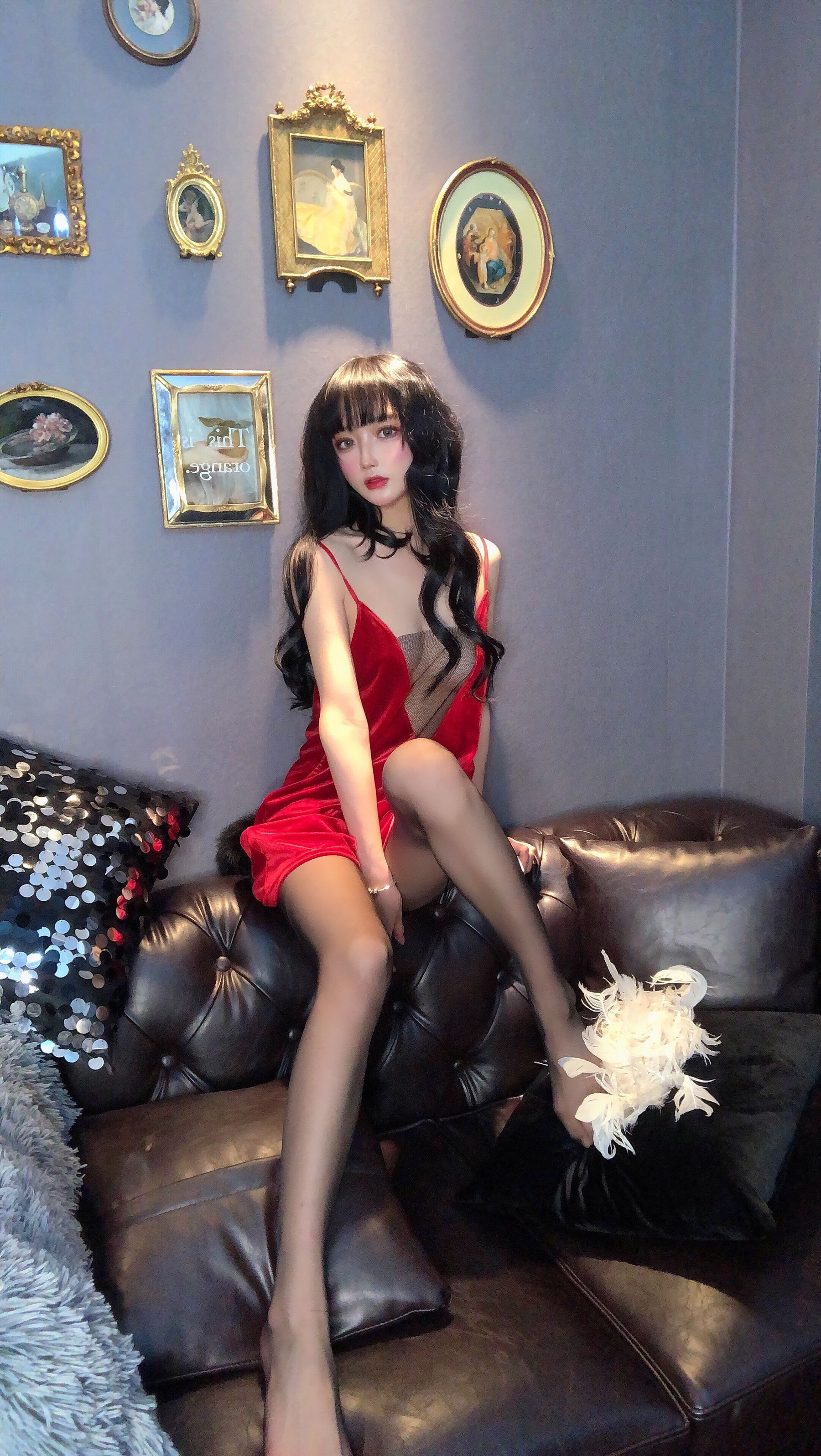 [福利COS] 动漫博主阿包也是兔娘 - 红丝绒睡衣
