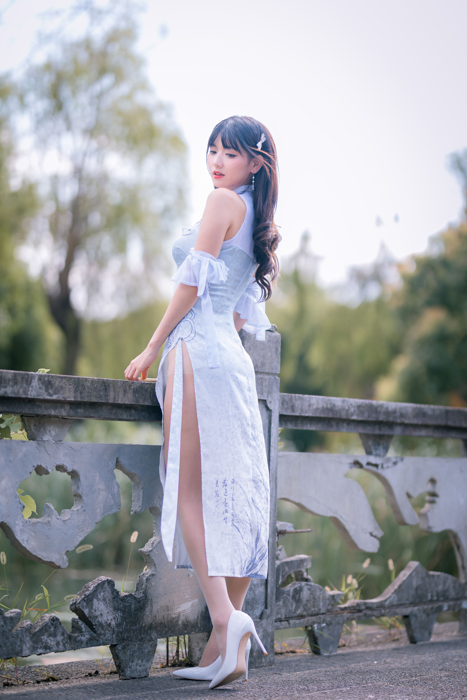 [福利COS] 可爱妹子陆卿卿kyokyo - 蓝色旗袍