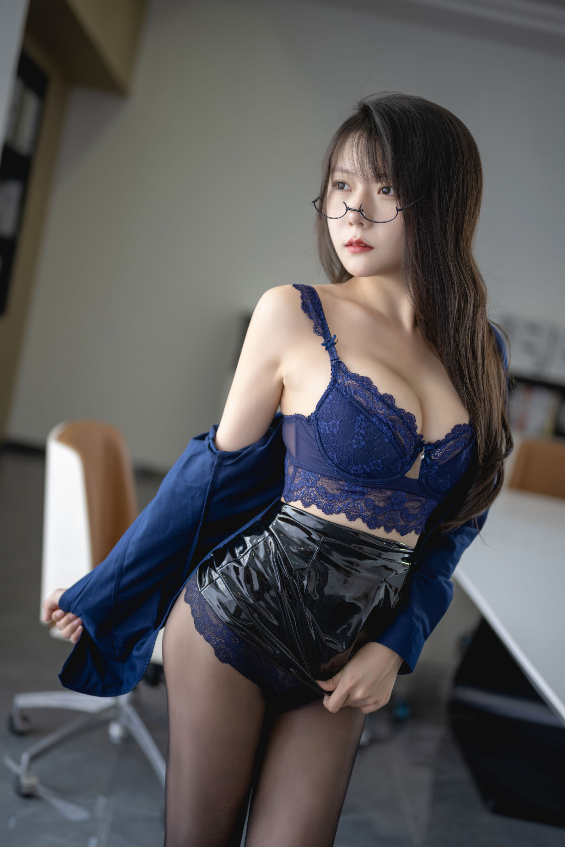 [福利COS] 香草喵露露写真 - 小露乱撞 会议室OL