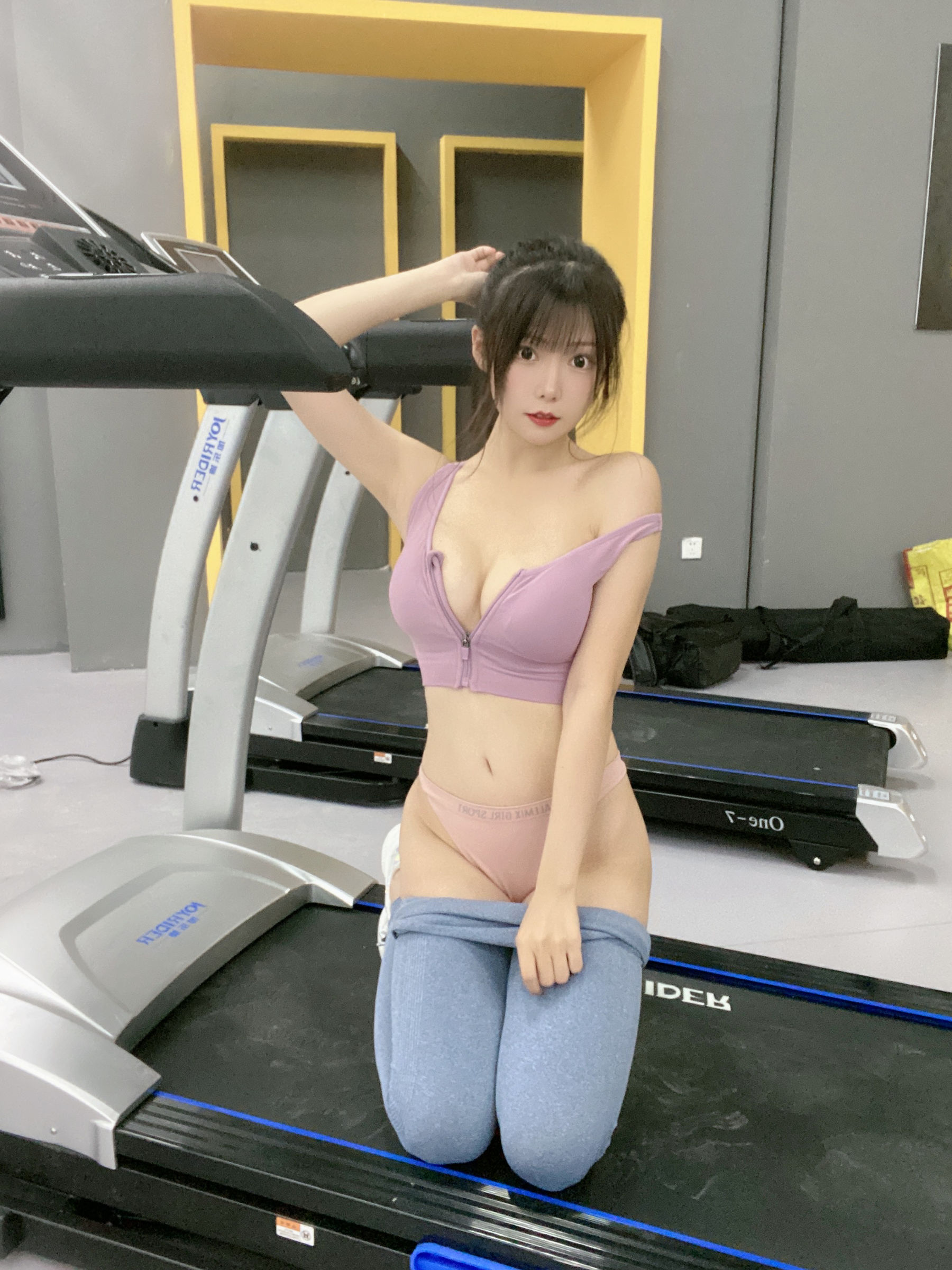 [福利COS] 香草喵露露写真 - 小露乱撞 瑜伽服自拍