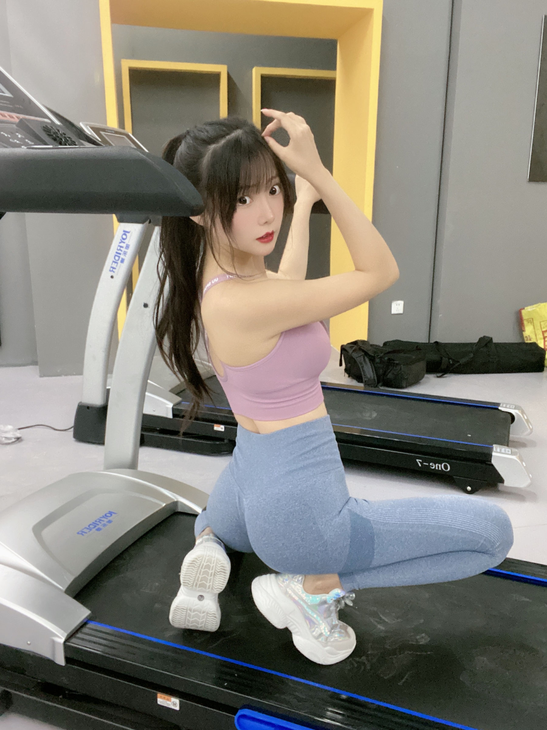 [福利COS] 香草喵露露写真 - 小露乱撞 瑜伽服自拍