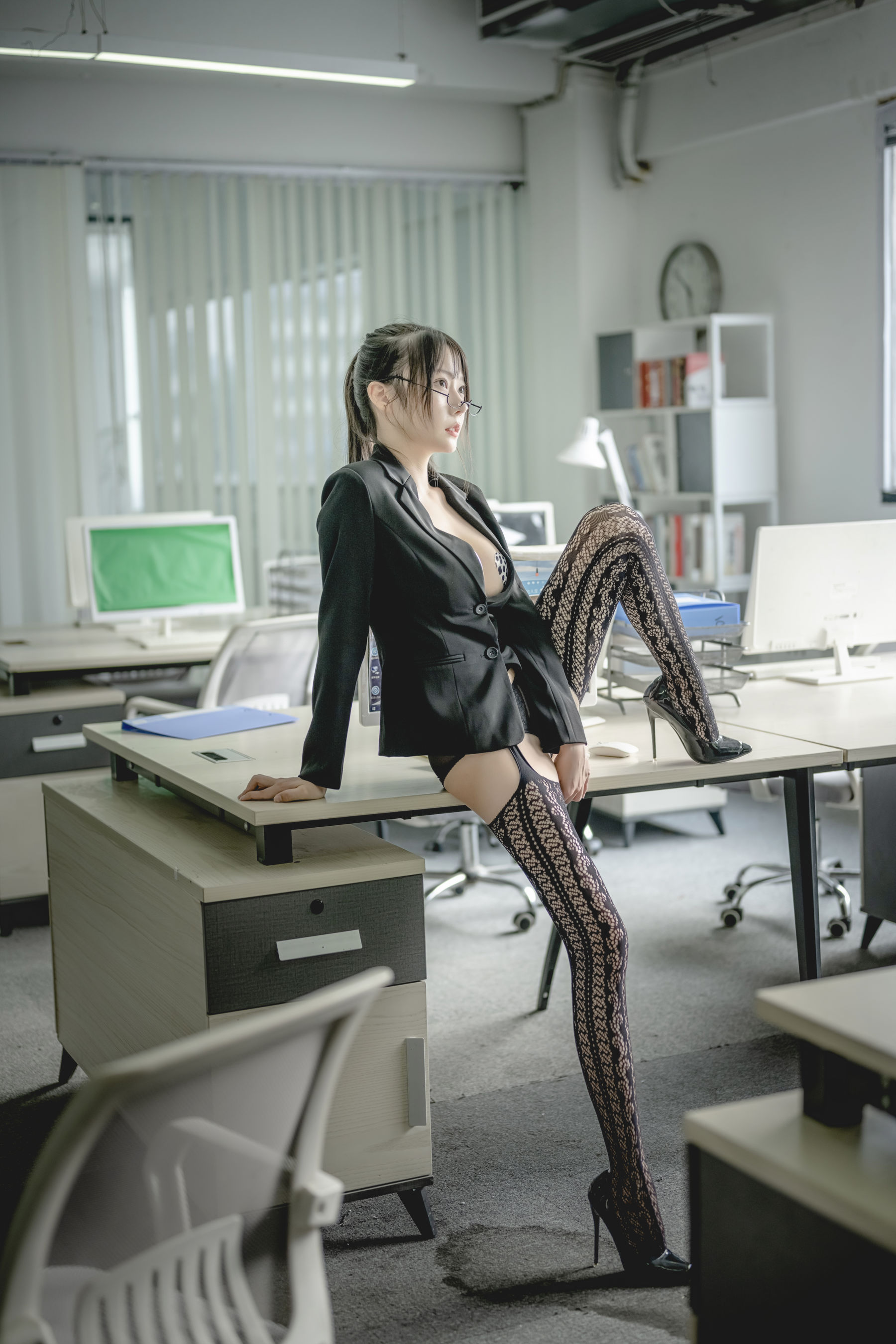 [福利COS] 香草喵露露写真 - 黑色西装