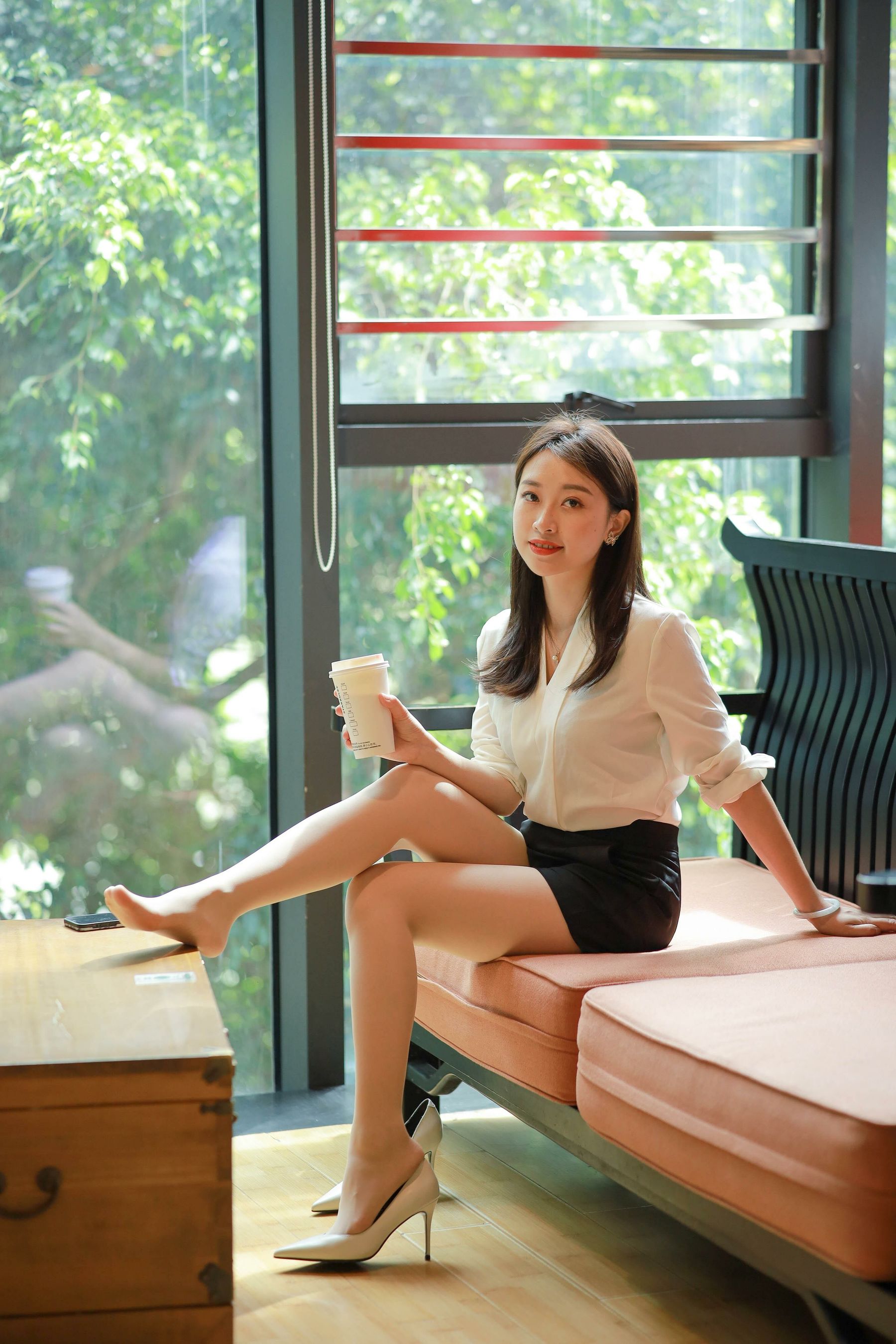 [异思趣向IESS]  模特 小婕 《沙发上的佳人》