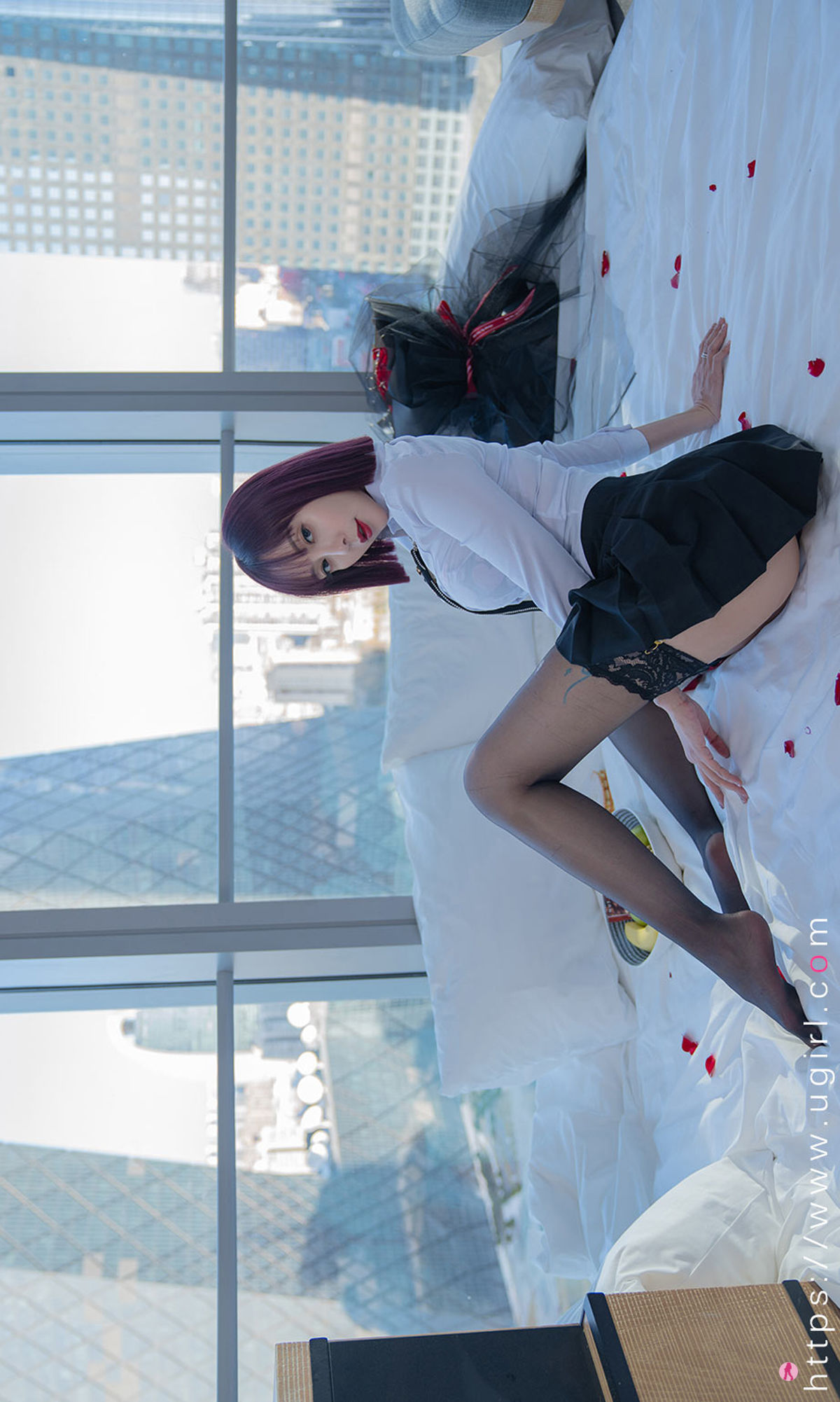 [爱尤物Ugirls] No.2320 果儿Victoria 衬衫之下
