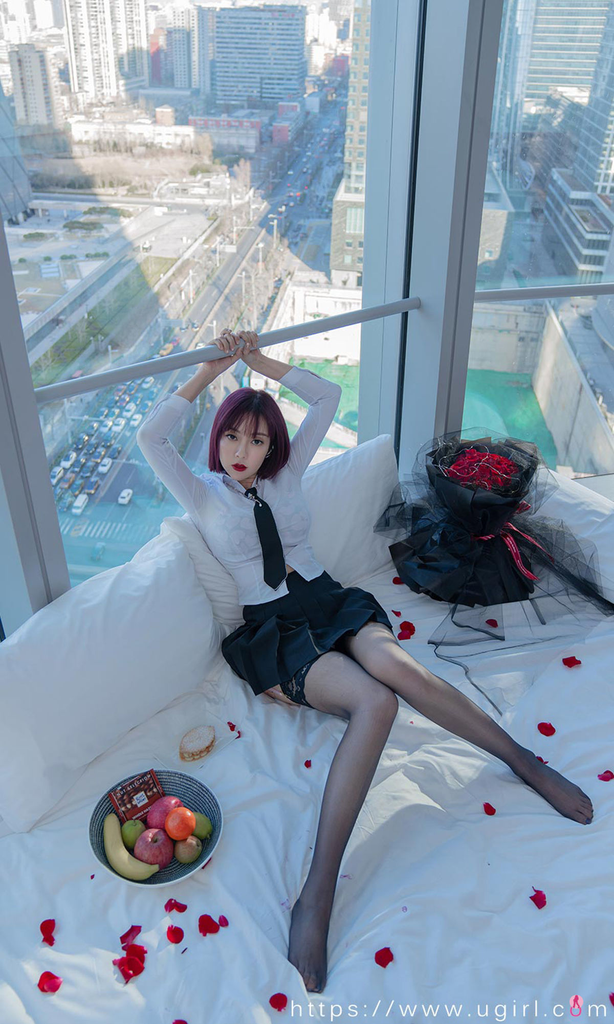 [爱尤物Ugirls] No.2320 果儿Victoria 衬衫之下
