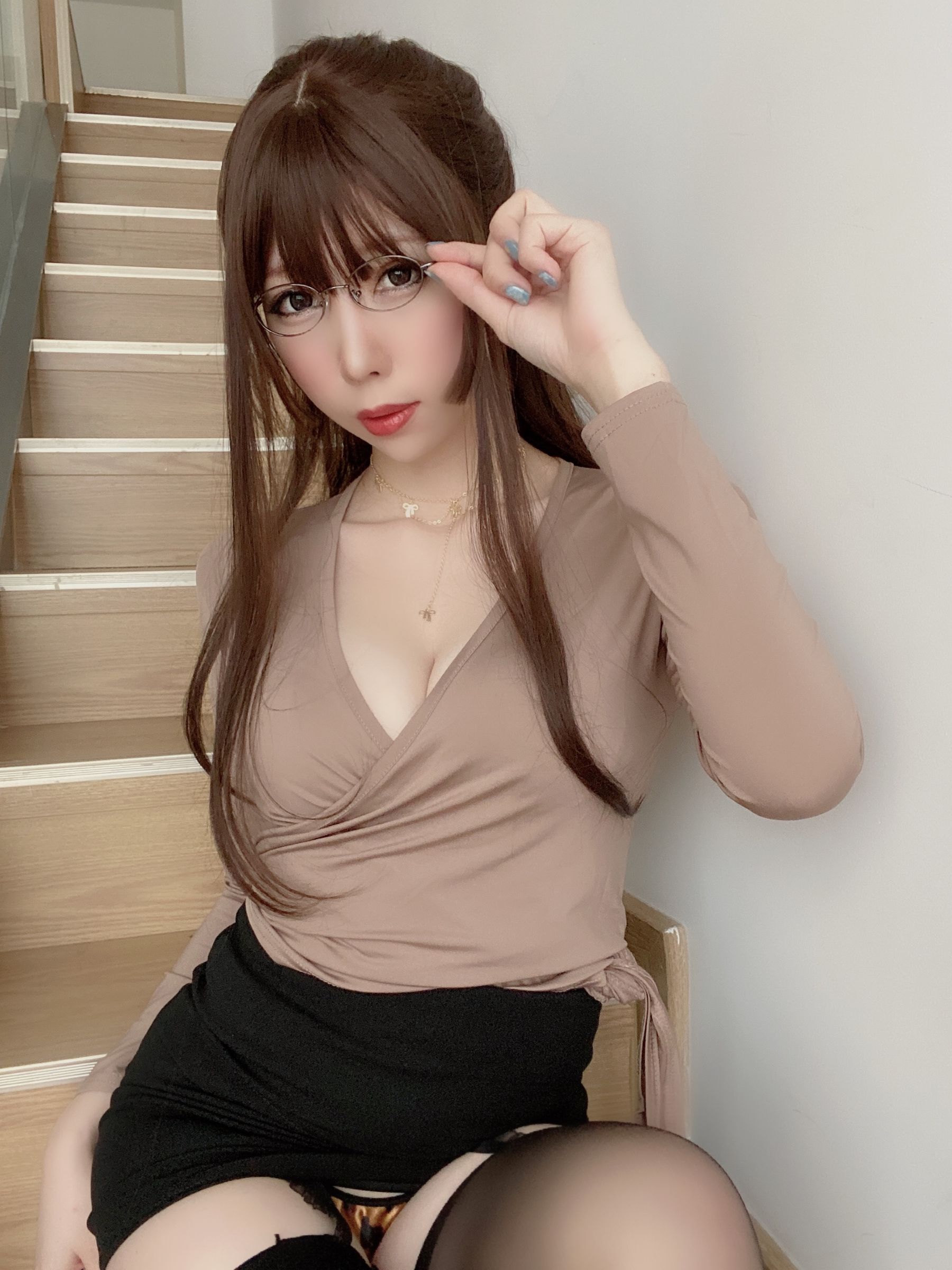 [福利COS] 二次元巨乳美女鹿野希 - OL黑丝豹纹