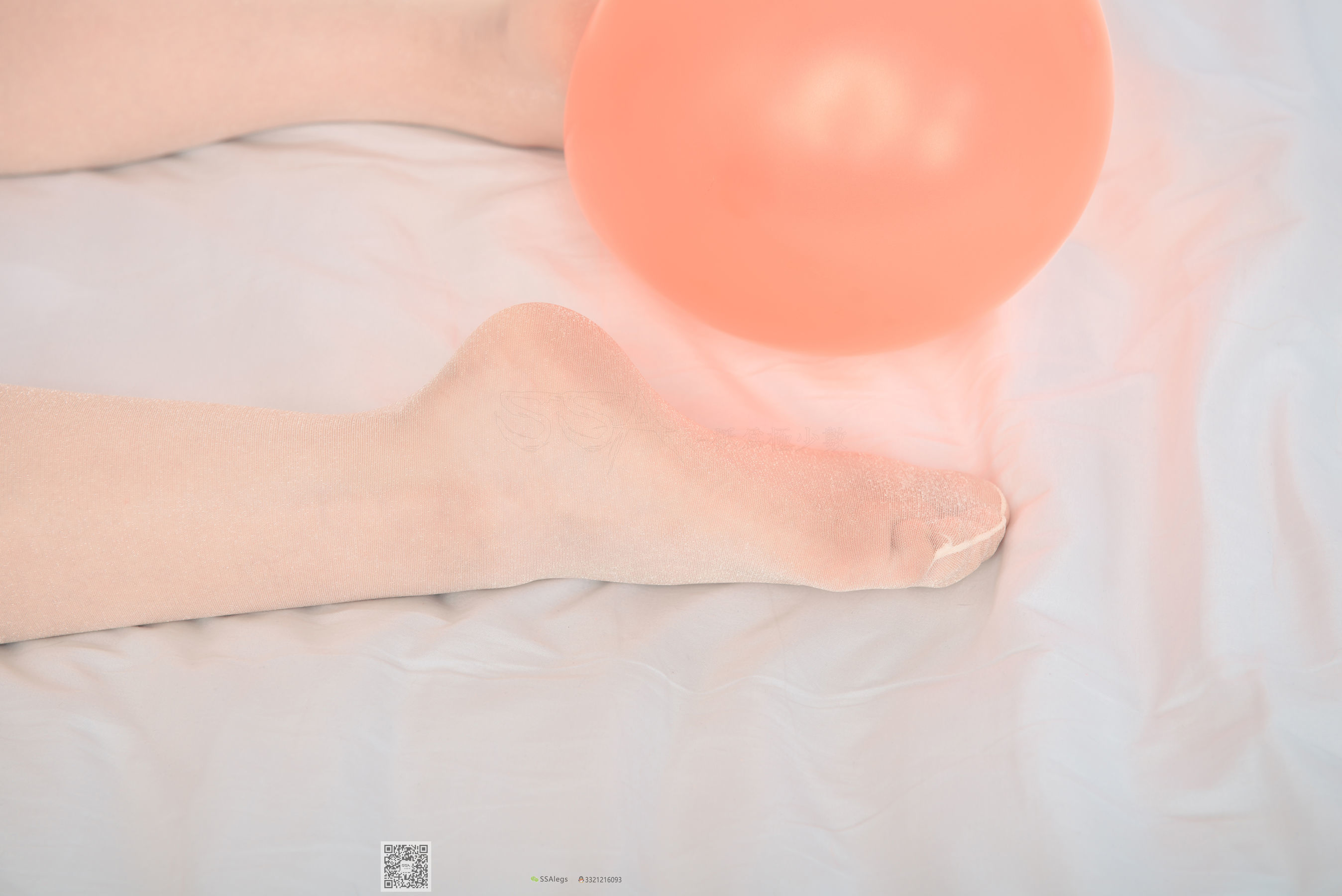 [SSA丝社]超清写真 No.014 小琪琪 闪光开裆丝袜的另一种演绎