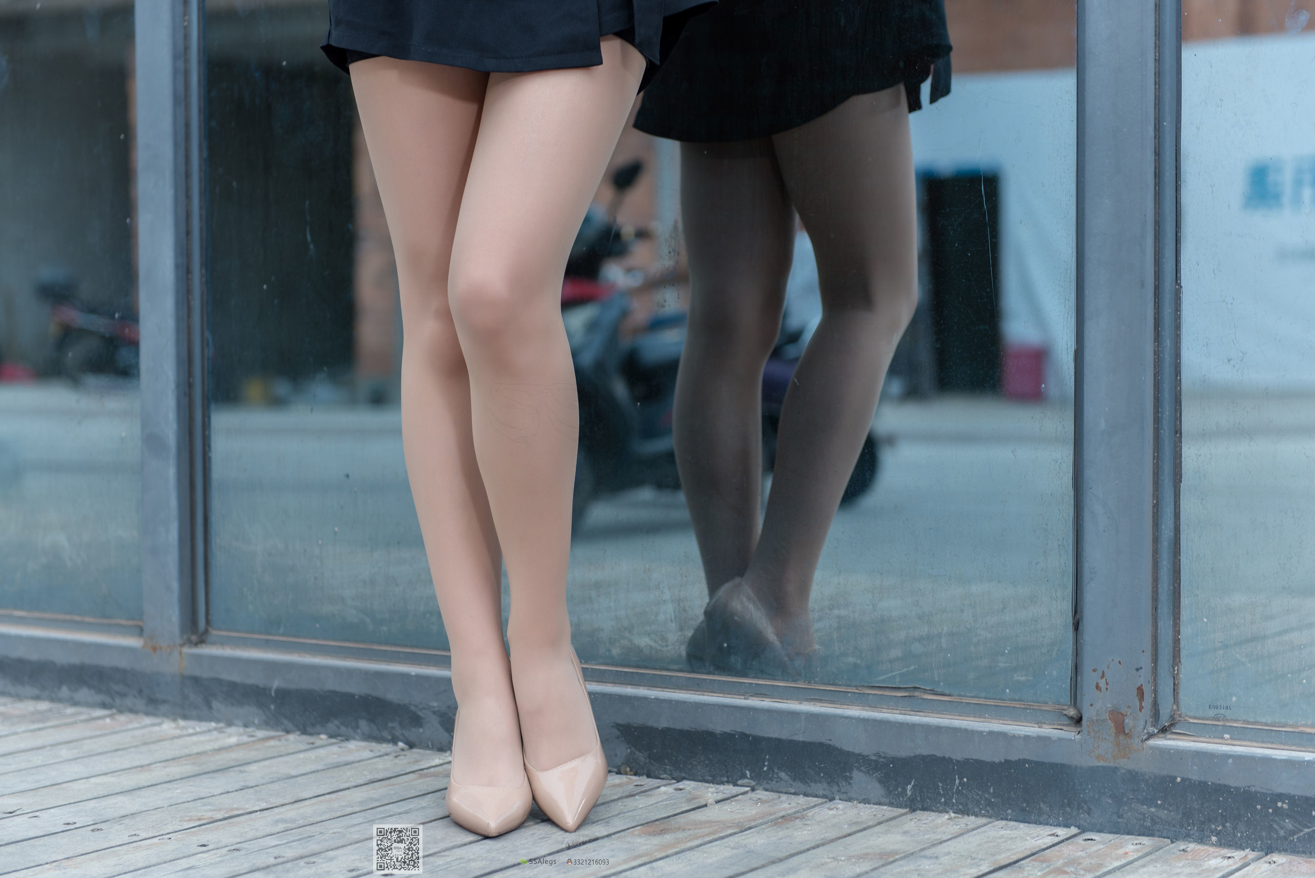 [SSA丝社]超清写真 No.024 高冷混血女王芷沫 肉丝街拍
