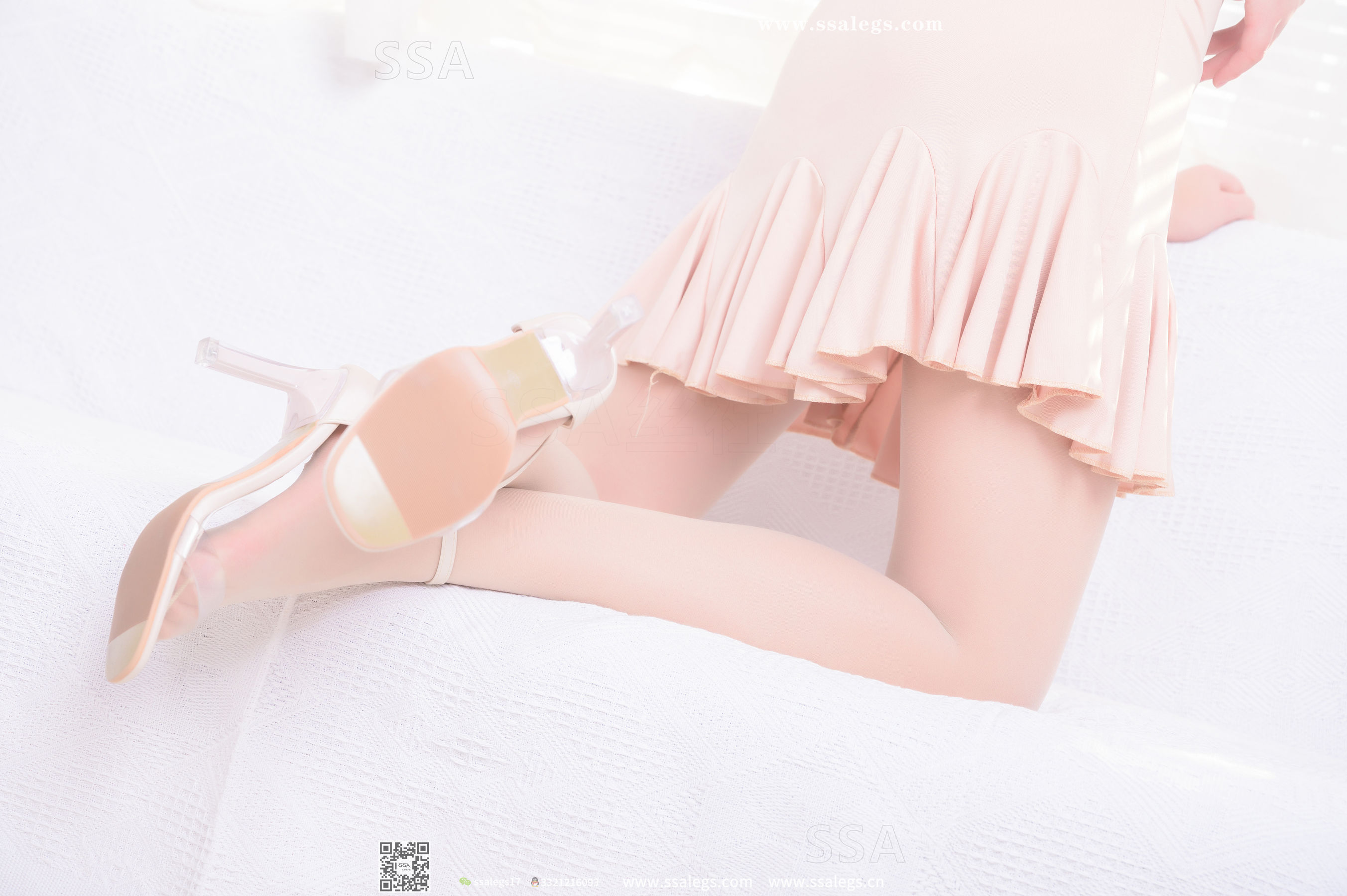[SSA丝社]超清写真 No.340 素素 画师少女的透明高跟鞋肉丝袜(上)
