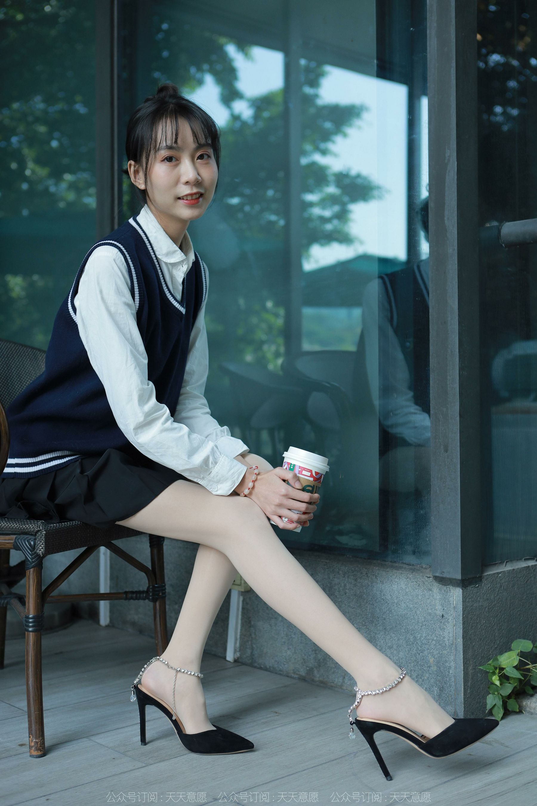 [异思趣向IESS] 模特 团团 《纯玉学苑装》