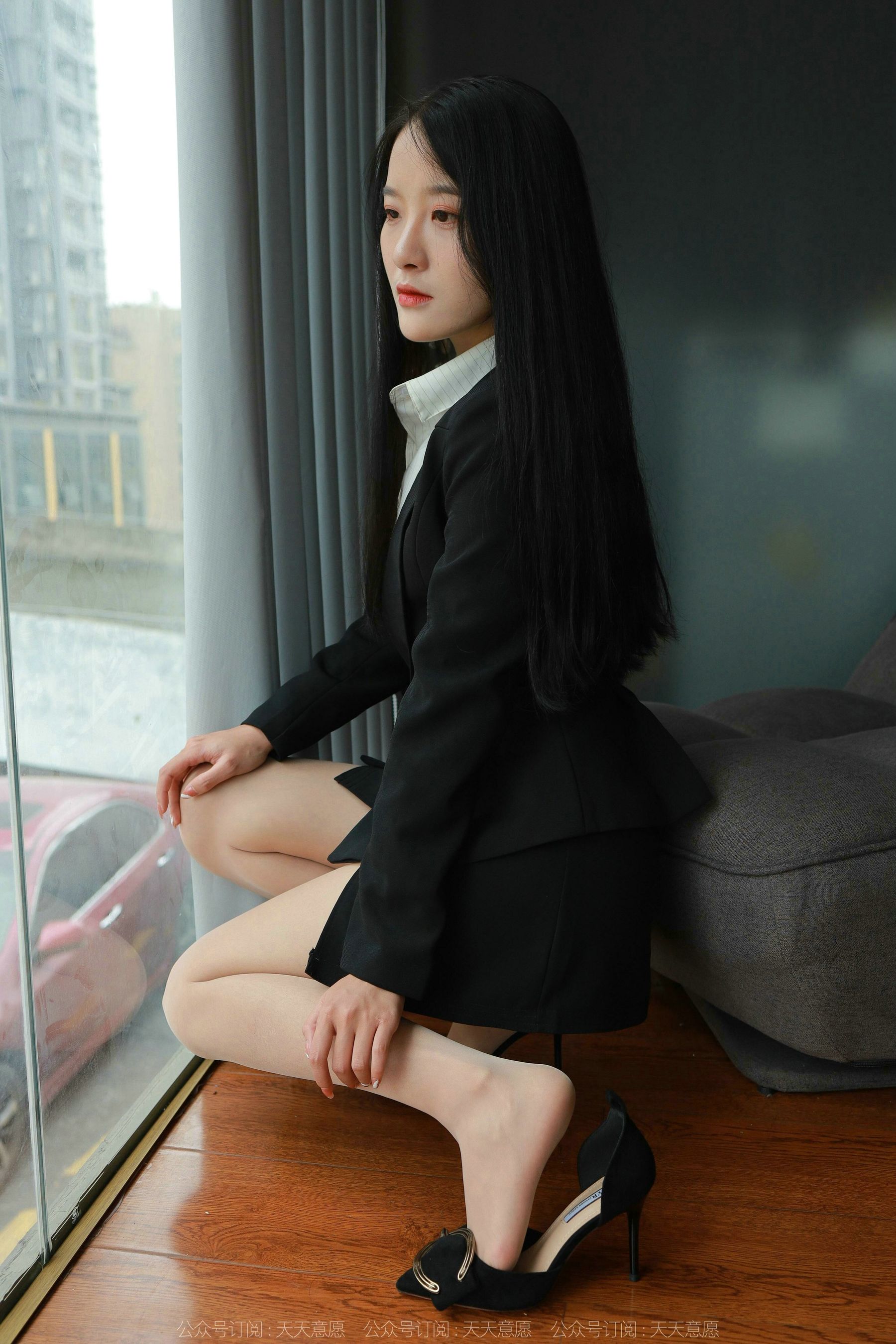 [异思趣向IESS] 模特 婉萍 《OL俏佳人》
