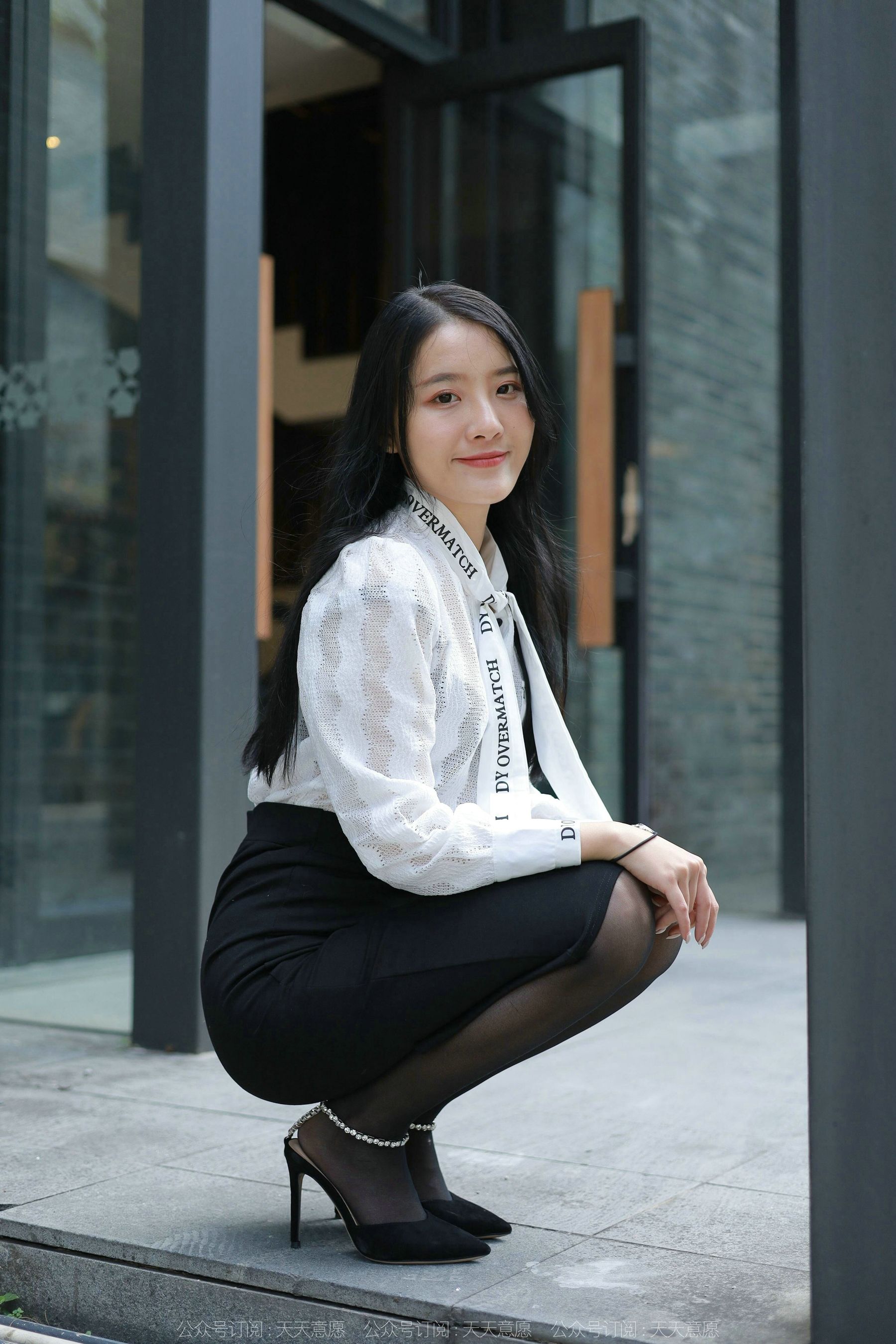 [异思趣向IESS] 模特 婉萍 《性感OL窄裙》
