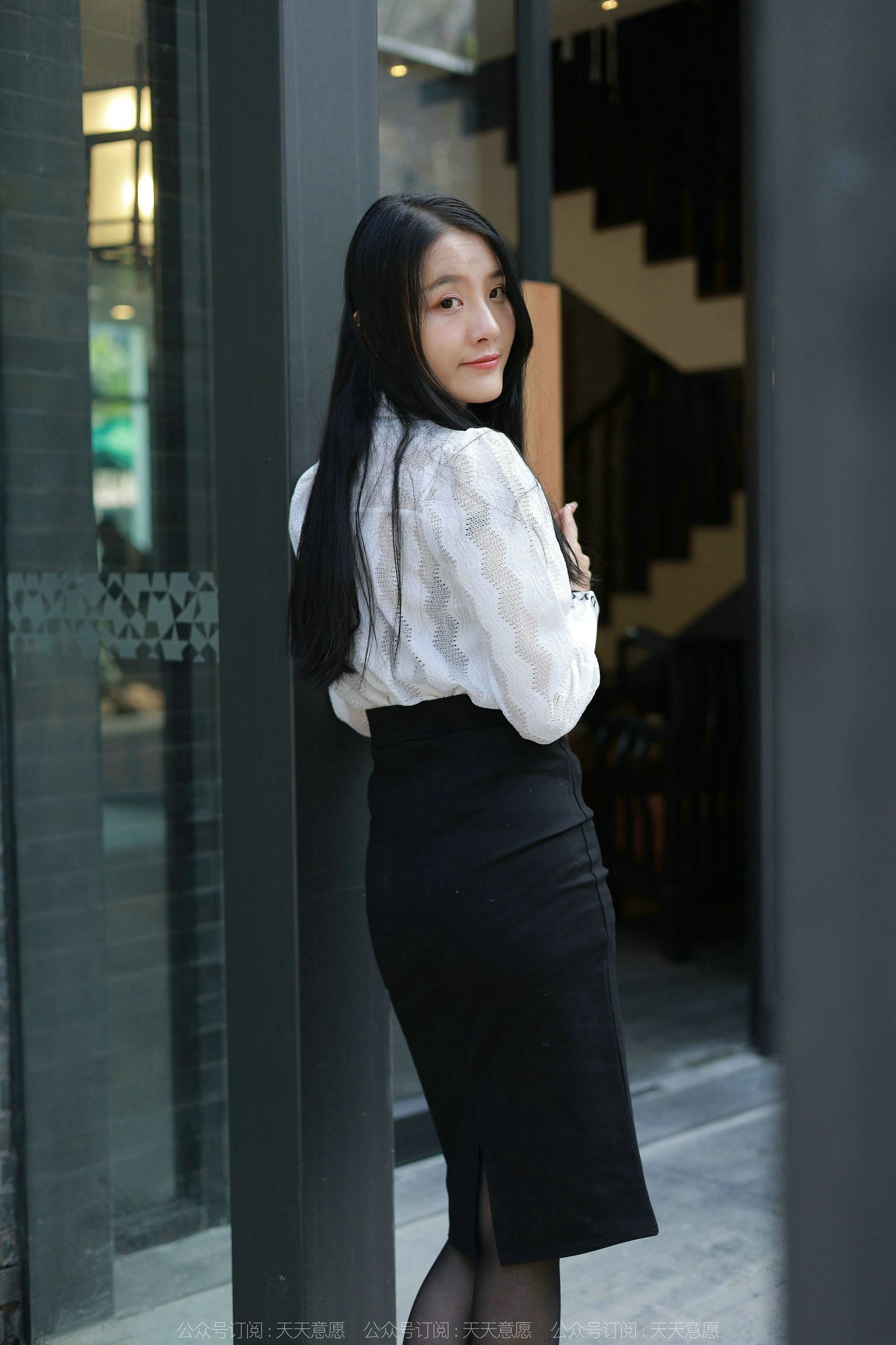 [异思趣向IESS] 模特 婉萍 《性感OL窄裙》