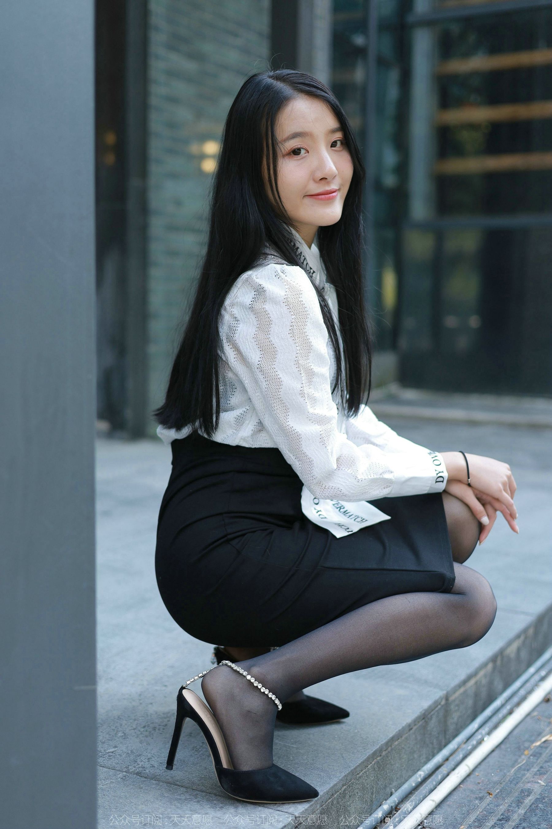 [异思趣向IESS] 模特 婉萍 《性感OL窄裙》