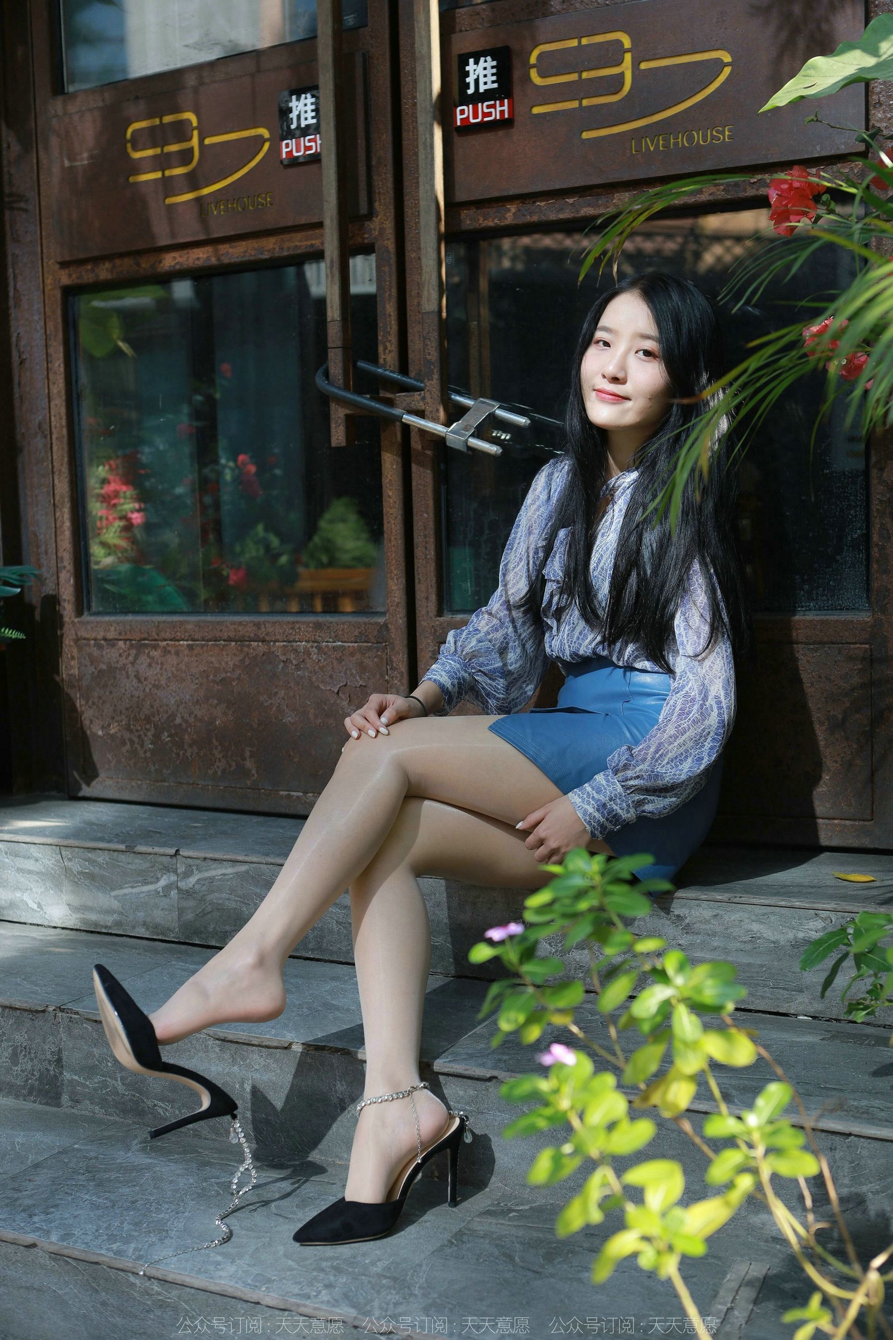 [异思趣向IESS] 模特 婉萍 《油亮蓝色短裙》