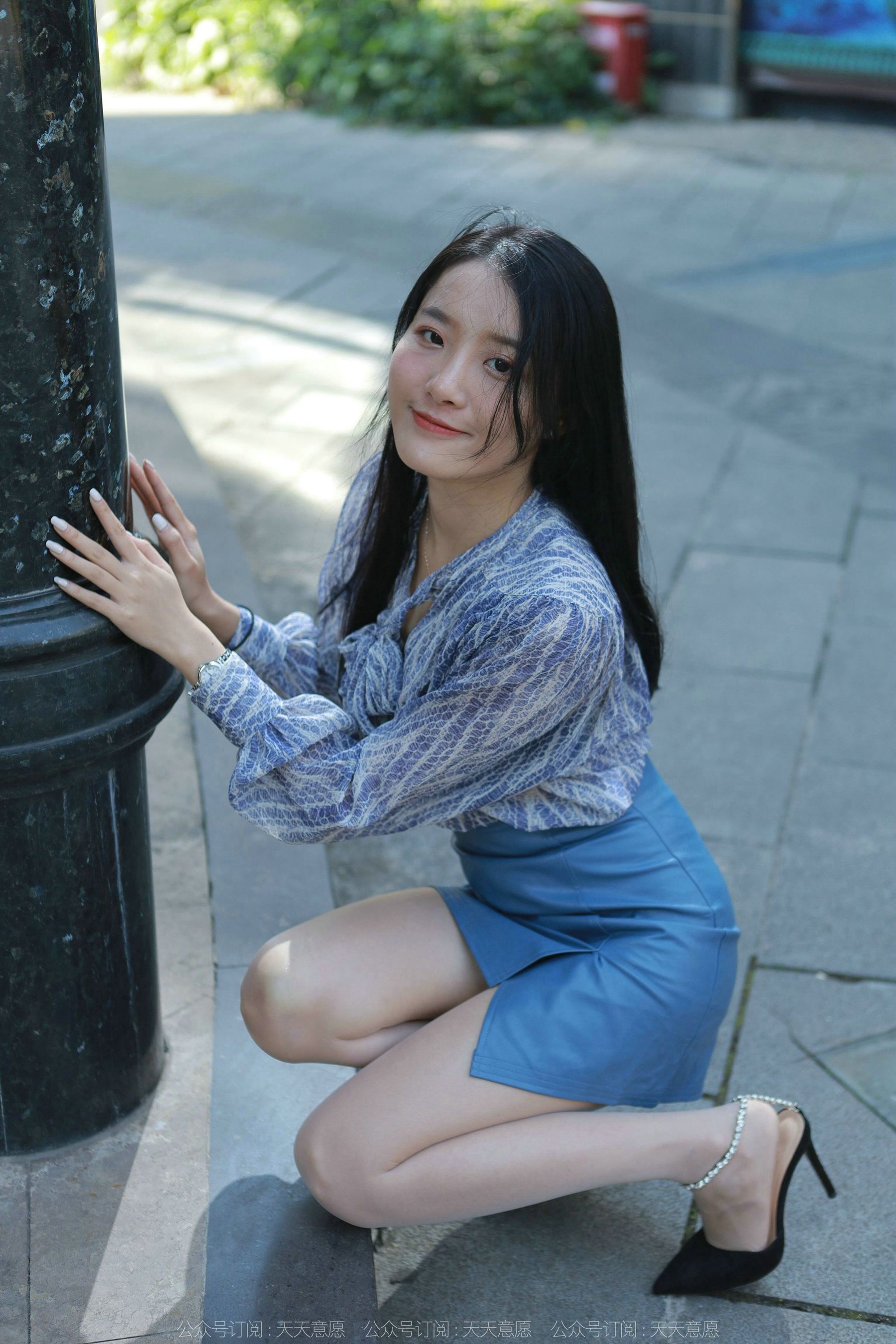 [异思趣向IESS] 模特 婉萍 《油亮蓝色短裙》