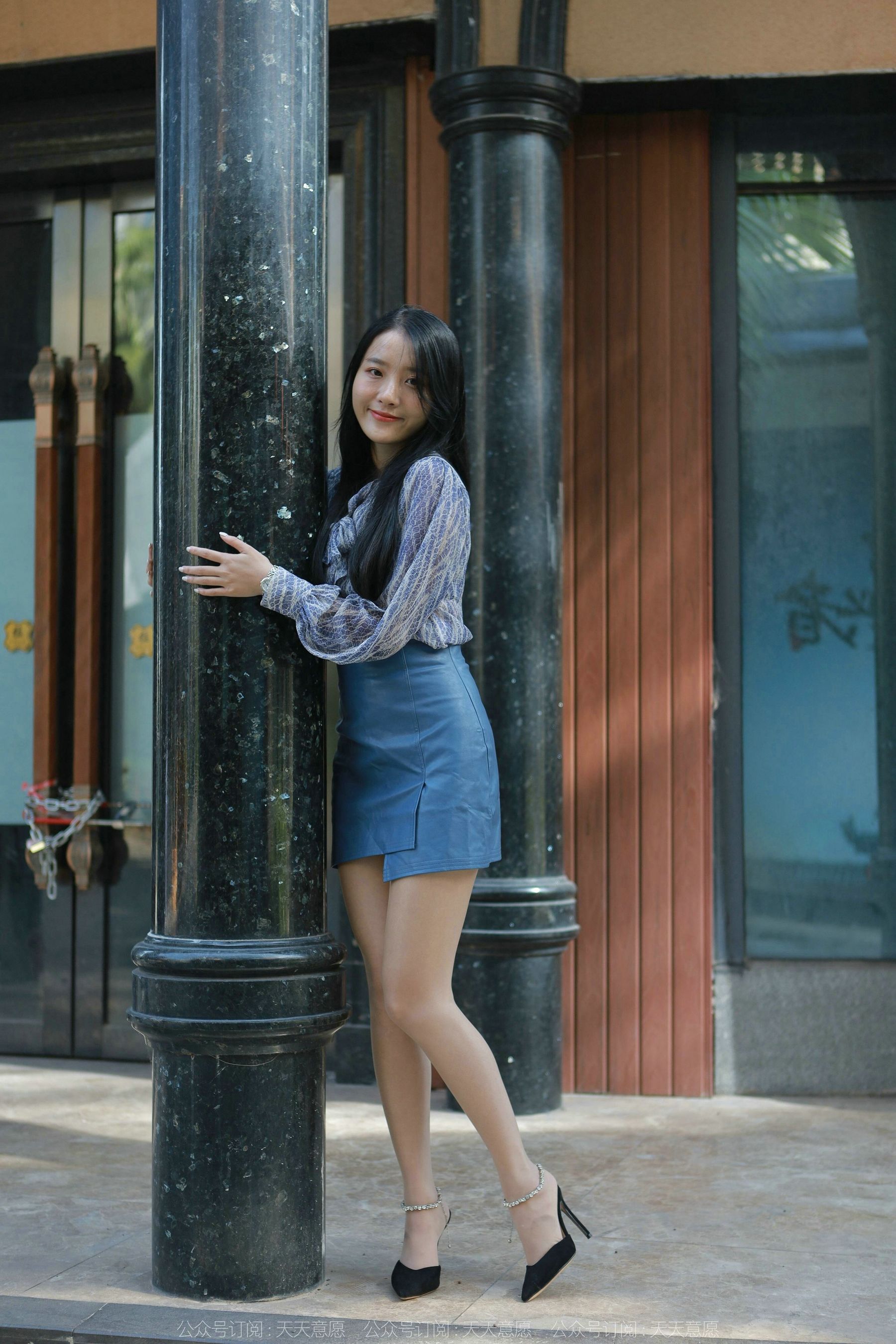 [异思趣向IESS] 模特 婉萍 《油亮蓝色短裙》