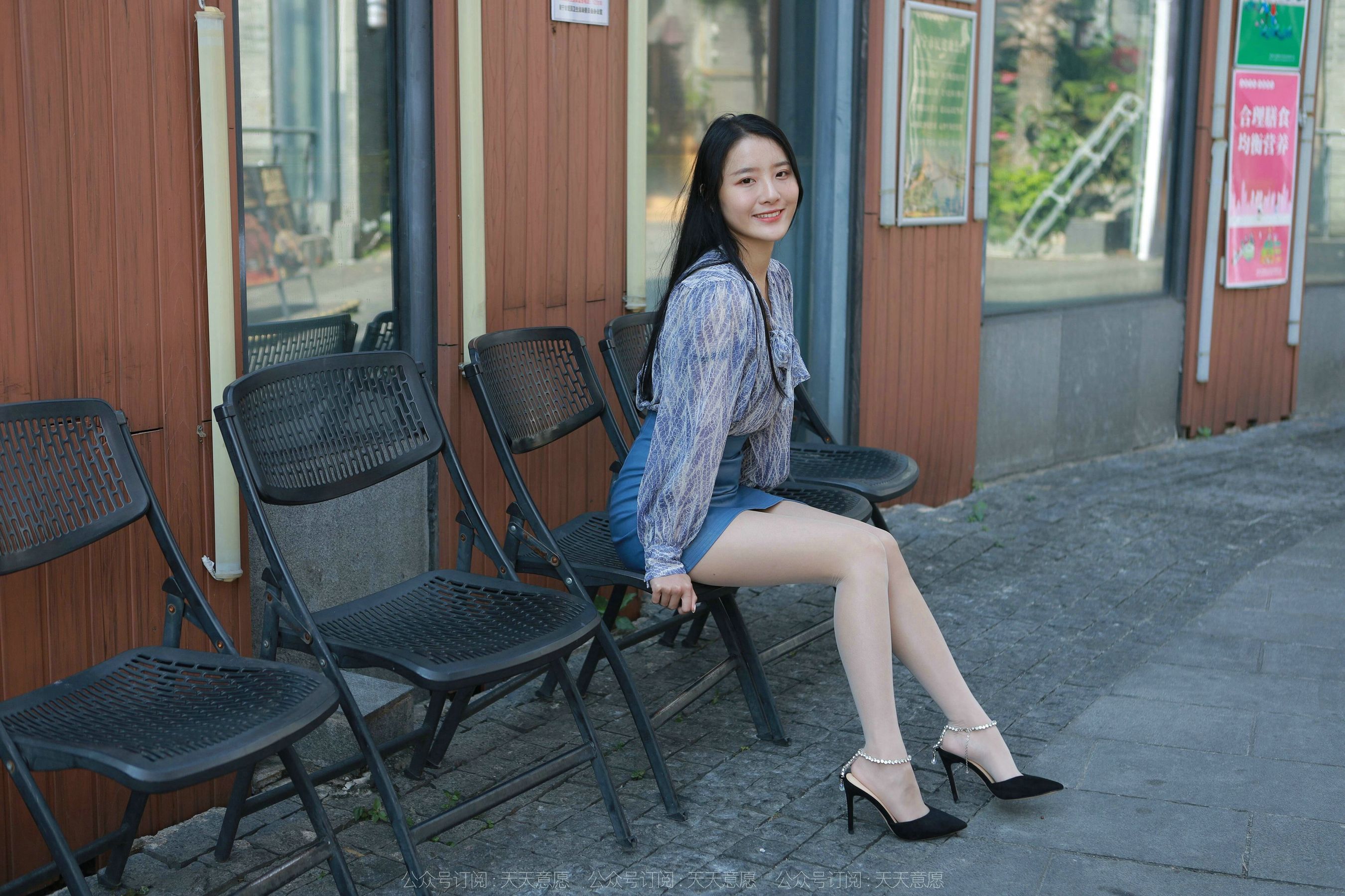 [异思趣向IESS] 模特 婉萍 《油亮蓝色短裙》