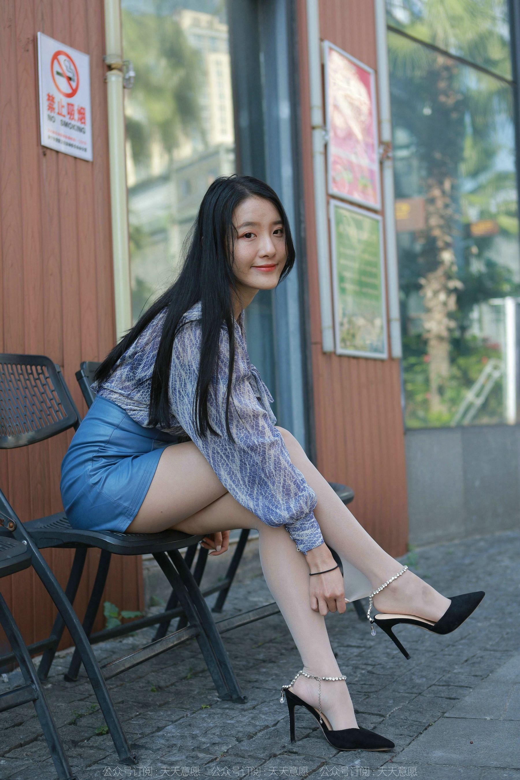 [异思趣向IESS] 模特 婉萍 《油亮蓝色短裙》