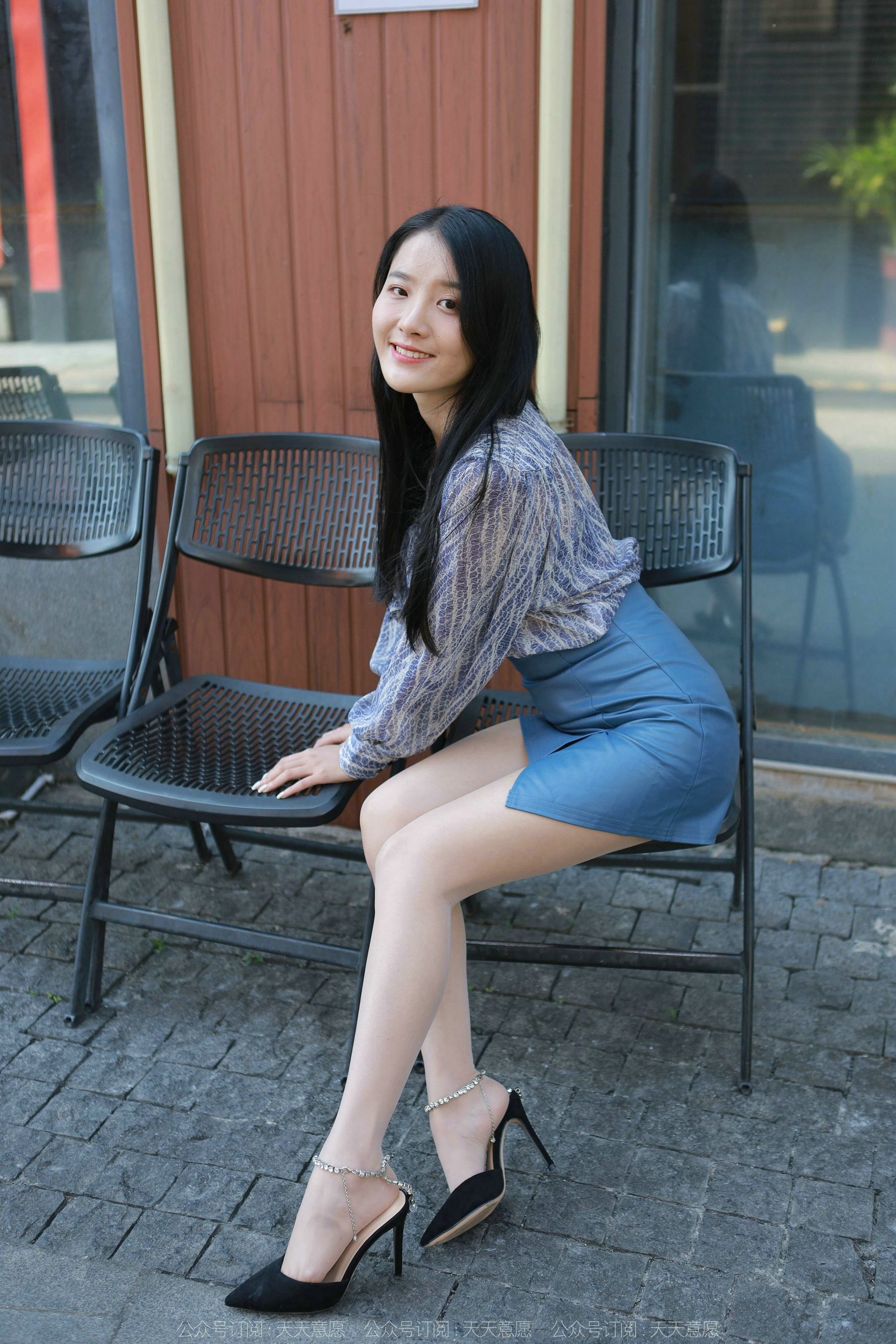 [异思趣向IESS] 模特 婉萍 《油亮蓝色短裙》