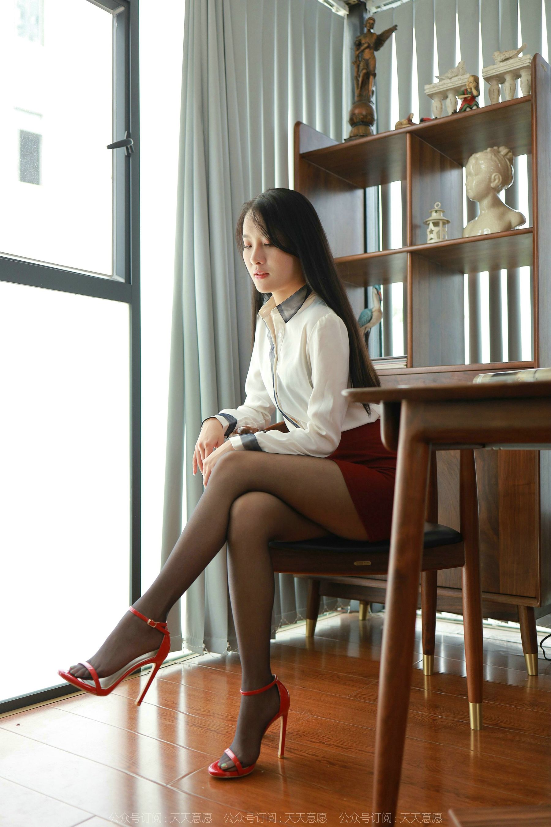 [异思趣向IESS] 模特 婉萍 《红色凉鞋配黑丝》