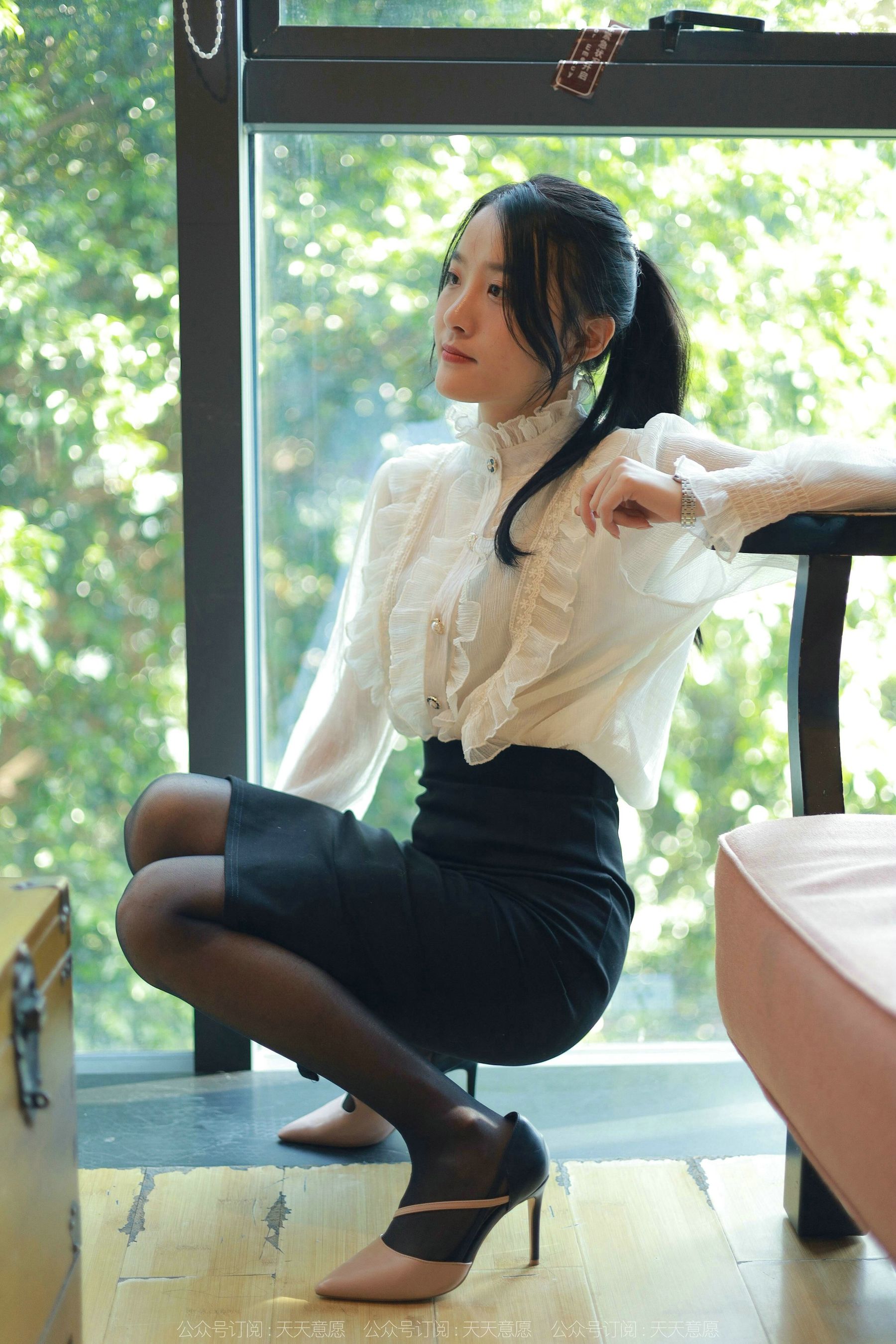 [异思趣向IESS] 模特 婉萍 《黑丝咖啡》