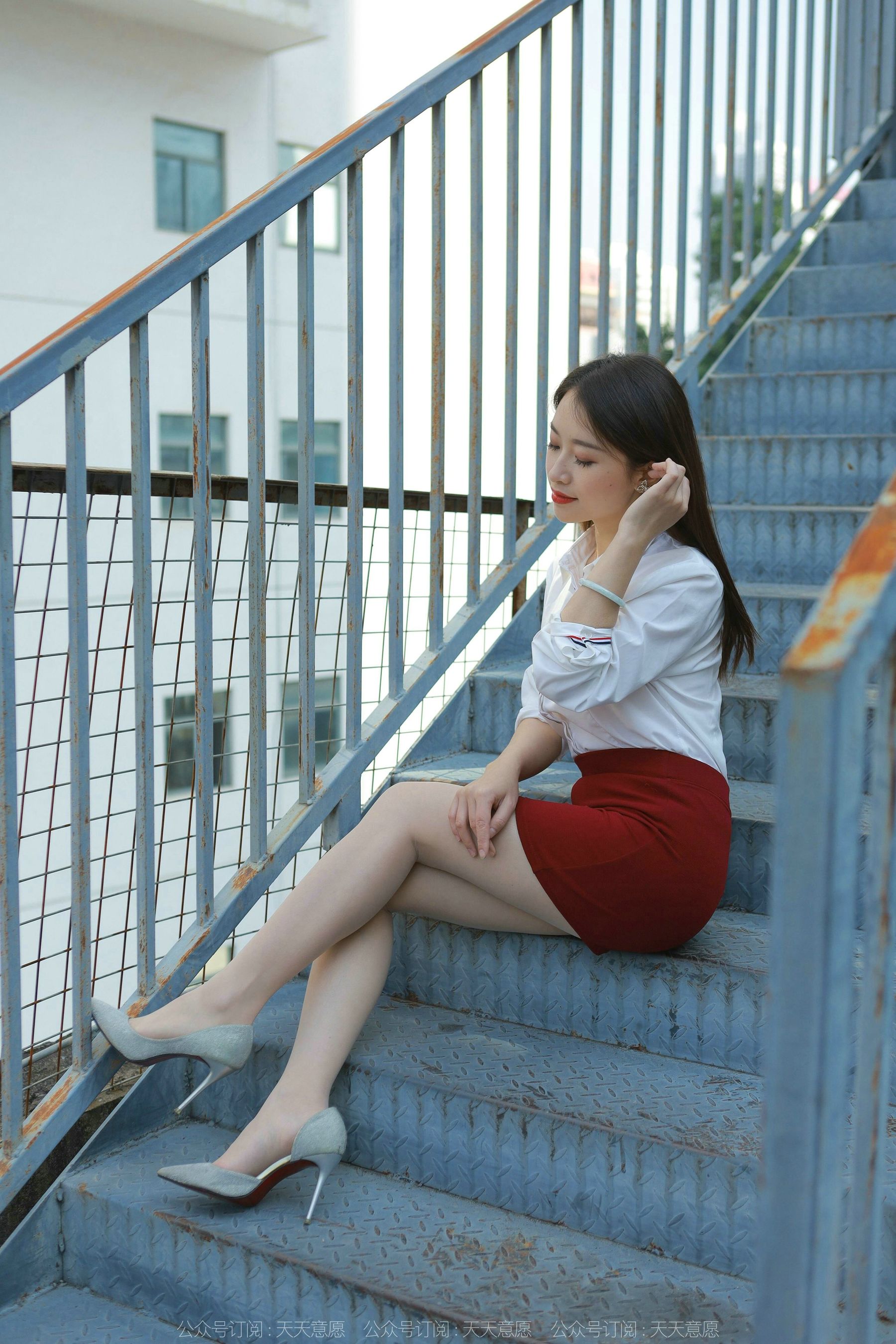 [异思趣向IESS] 模特 小婕 《性感红色包臀裙》