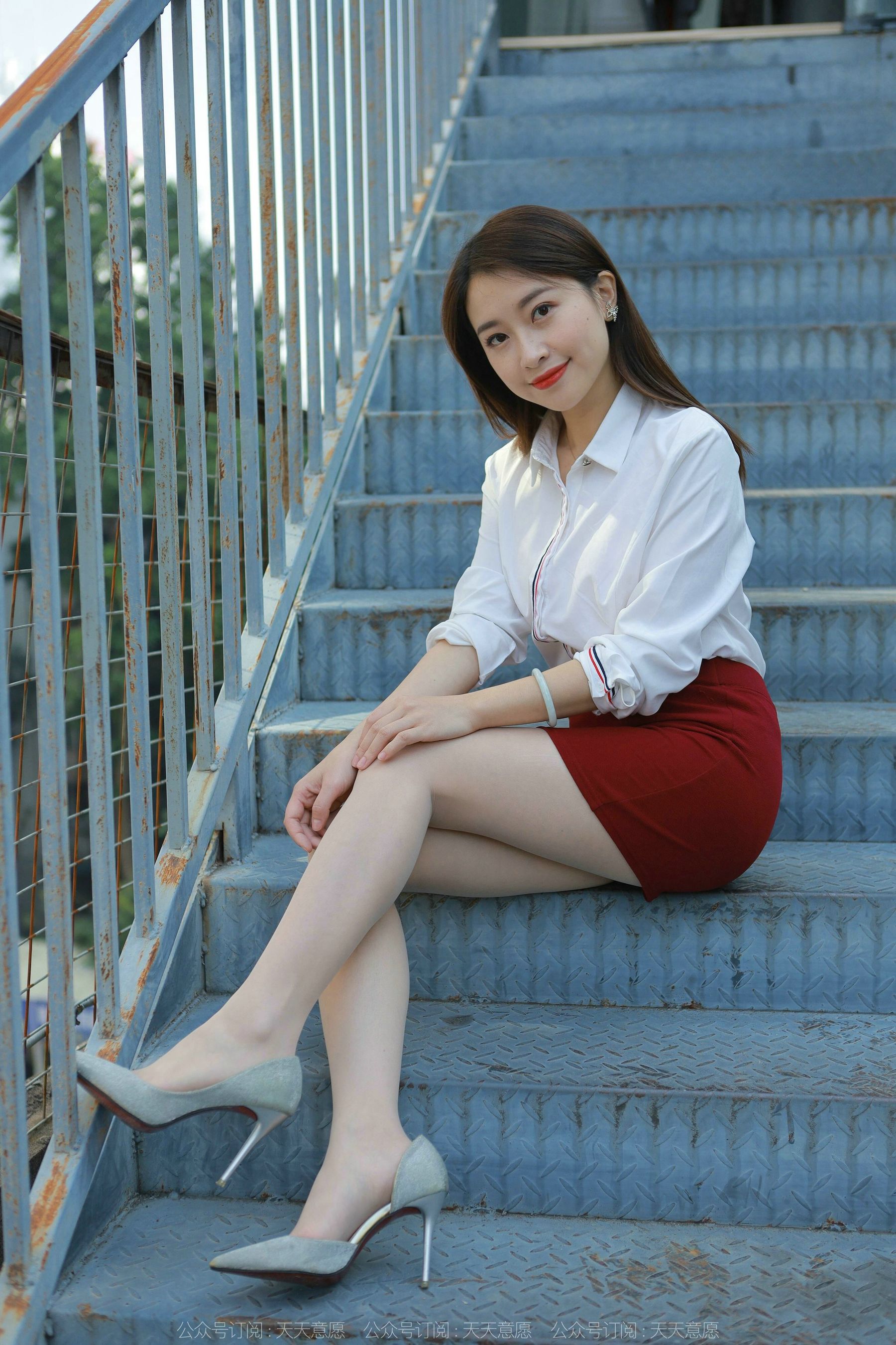 [异思趣向IESS] 模特 小婕 《性感红色包臀裙》