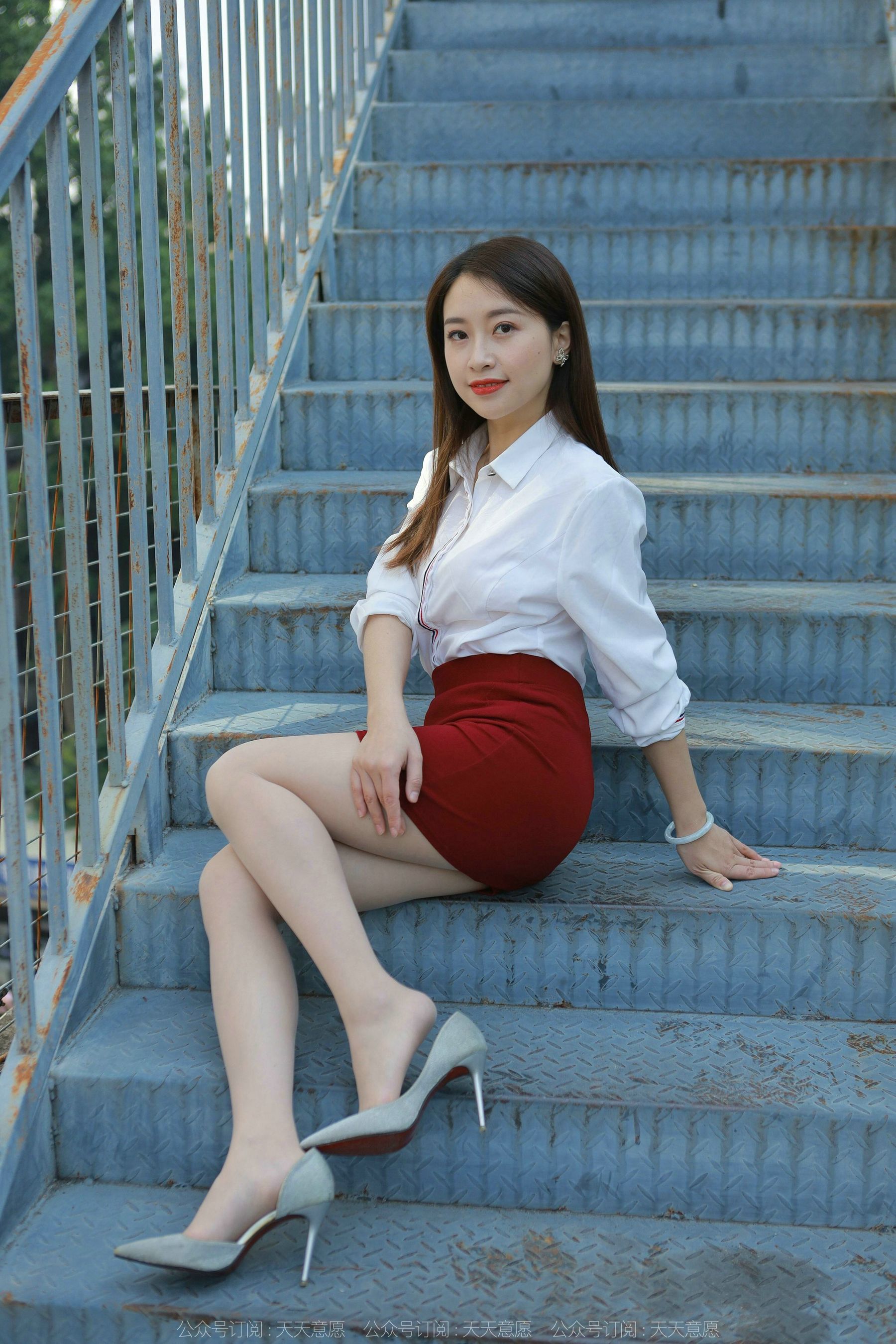 [异思趣向IESS] 模特 小婕 《性感红色包臀裙》
