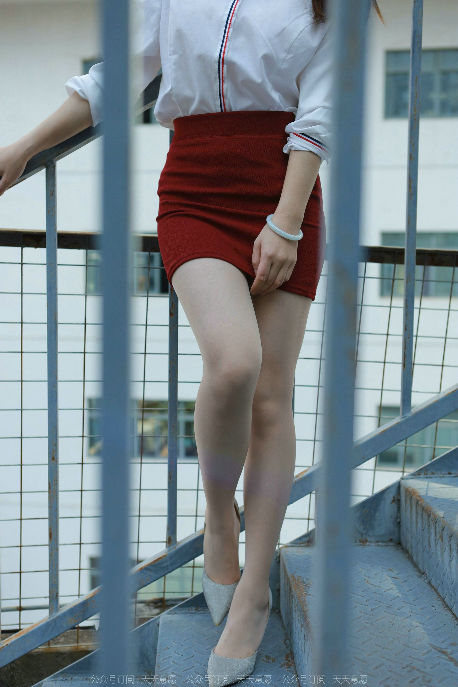 [异思趣向IESS] 模特 小婕 《性感红色包臀裙》