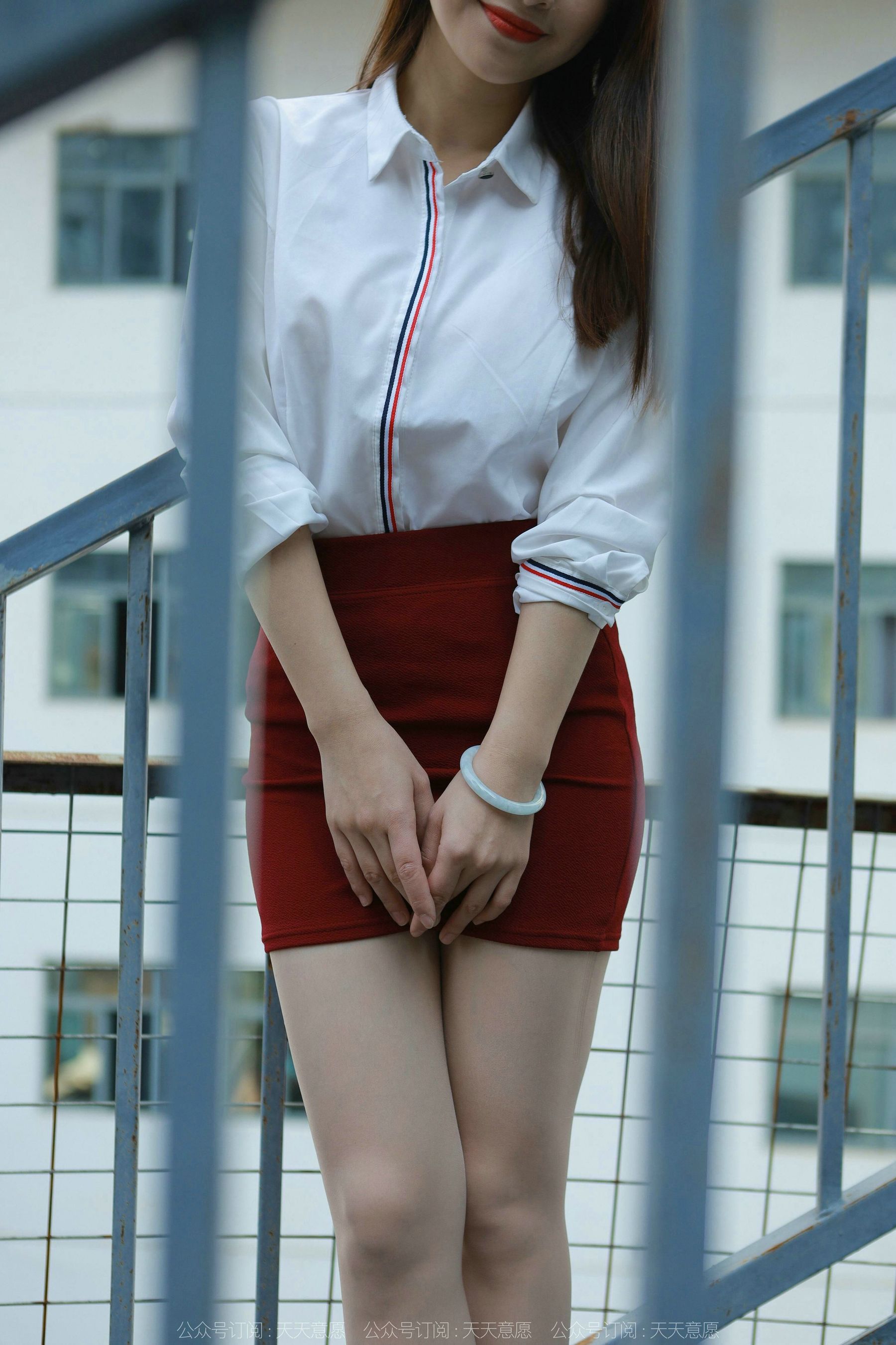 [异思趣向IESS] 模特 小婕 《性感红色包臀裙》
