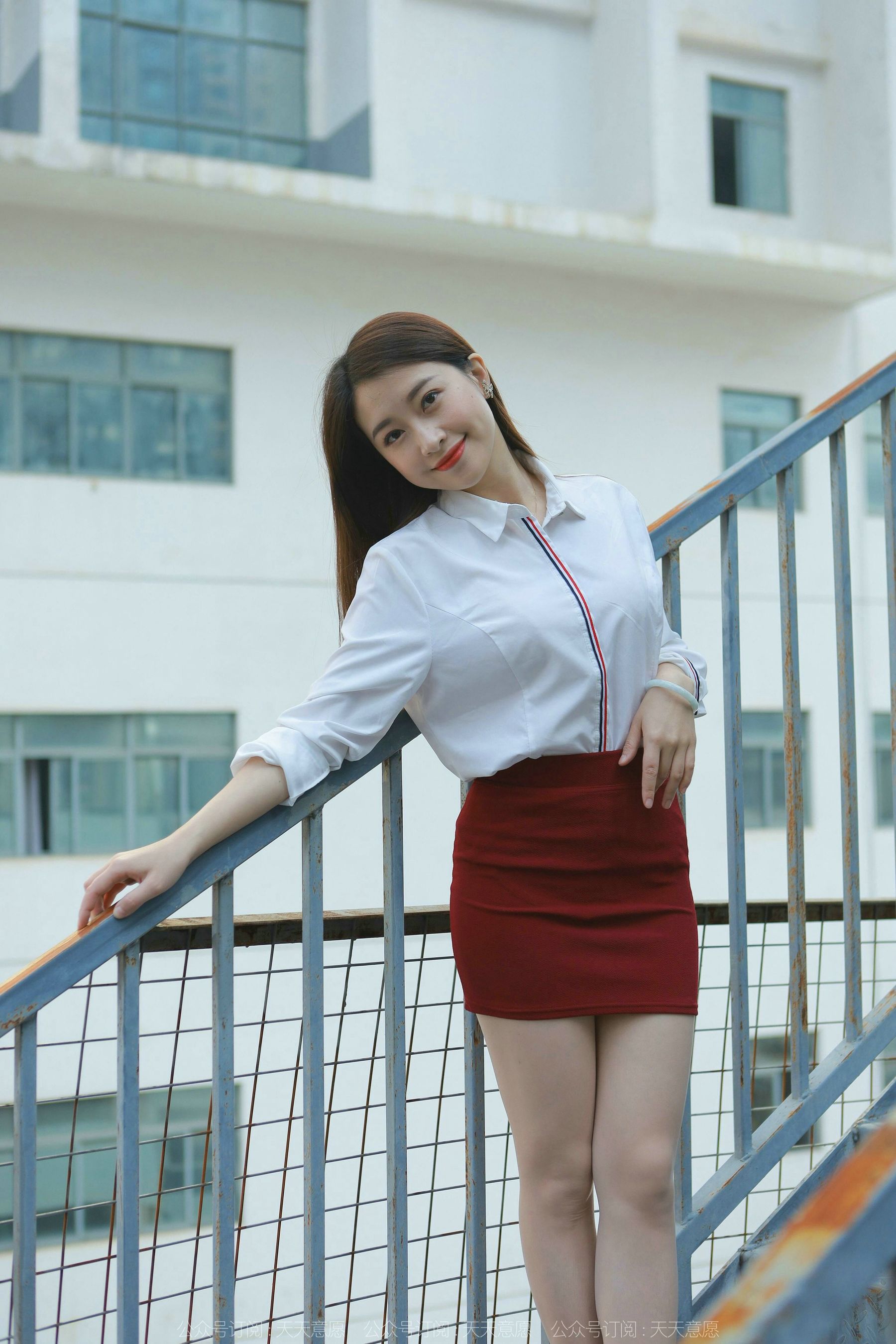 [异思趣向IESS] 模特 小婕 《性感红色包臀裙》