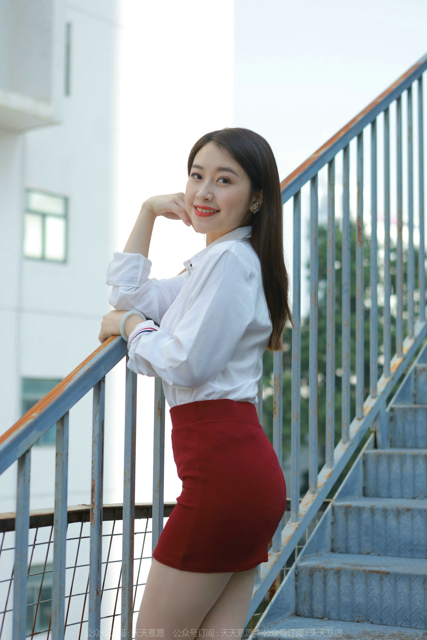 [异思趣向IESS] 模特 小婕 《性感红色包臀裙》