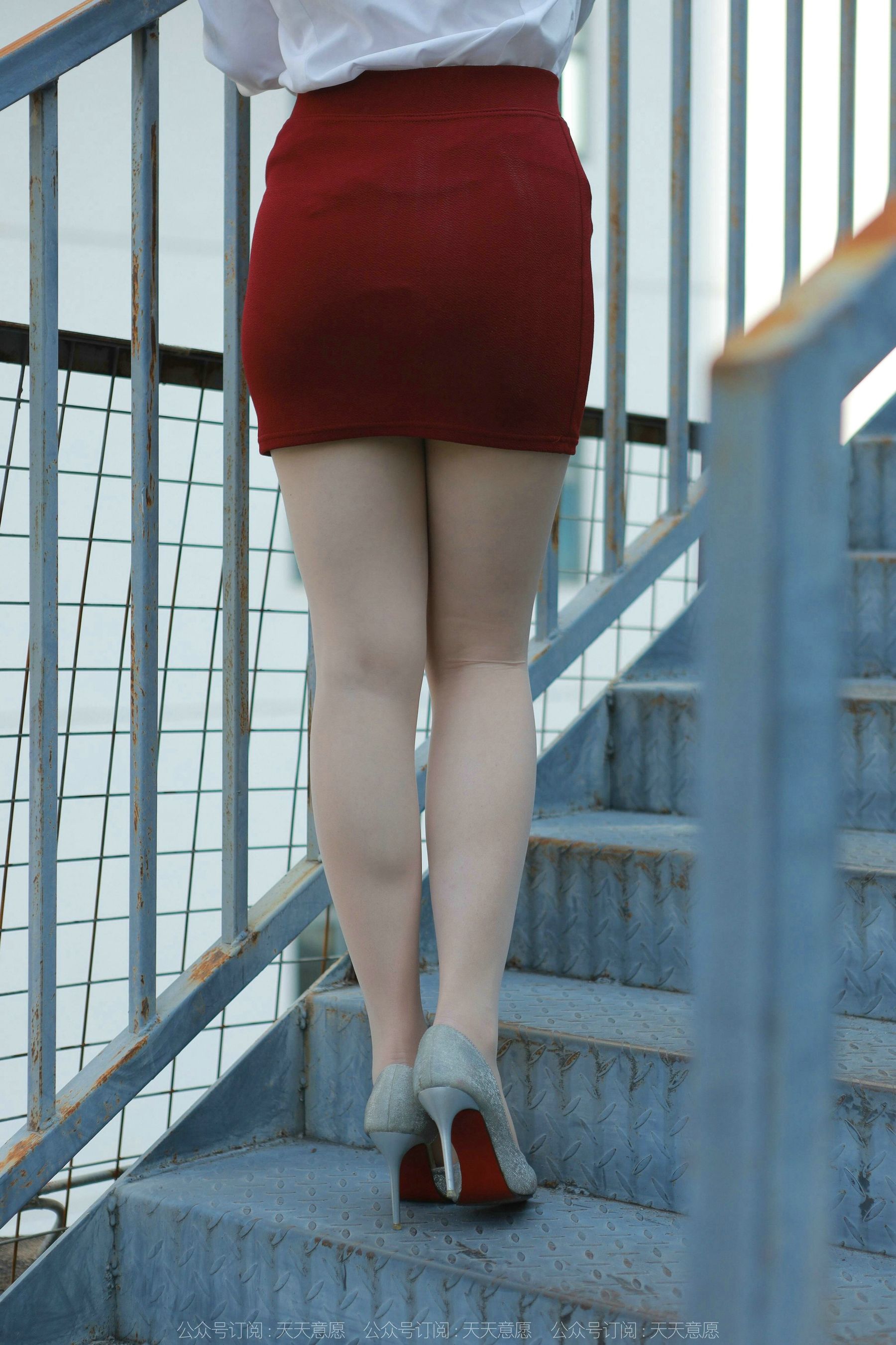 [异思趣向IESS] 模特 小婕 《性感红色包臀裙》