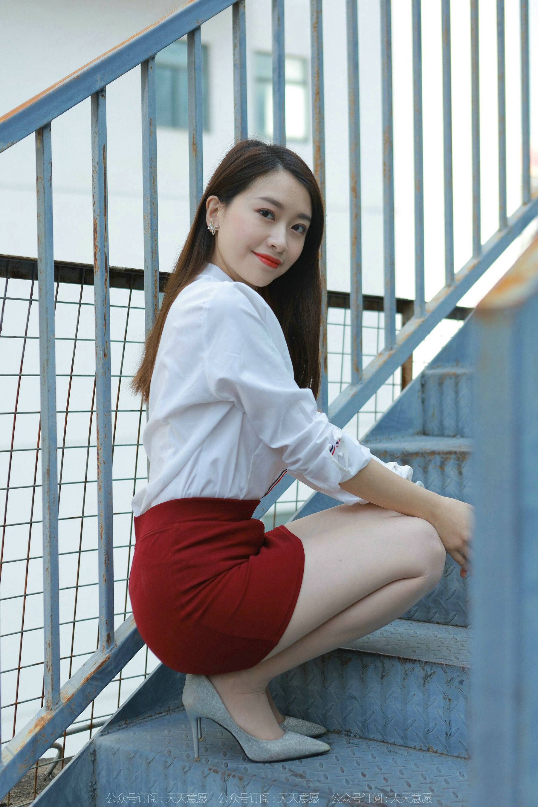 [异思趣向IESS] 模特 小婕 《性感红色包臀裙》