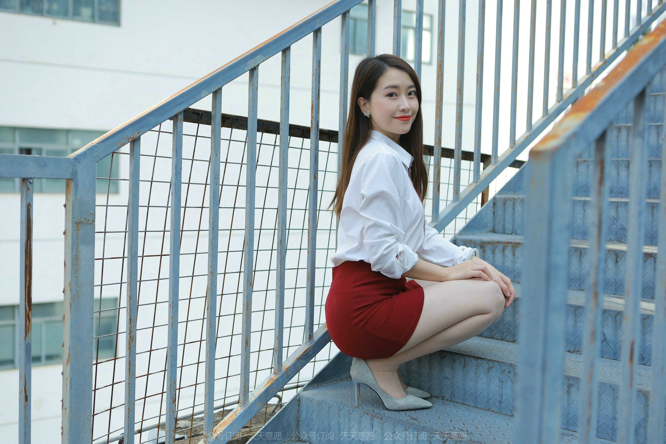 [异思趣向IESS] 模特 小婕 《性感红色包臀裙》