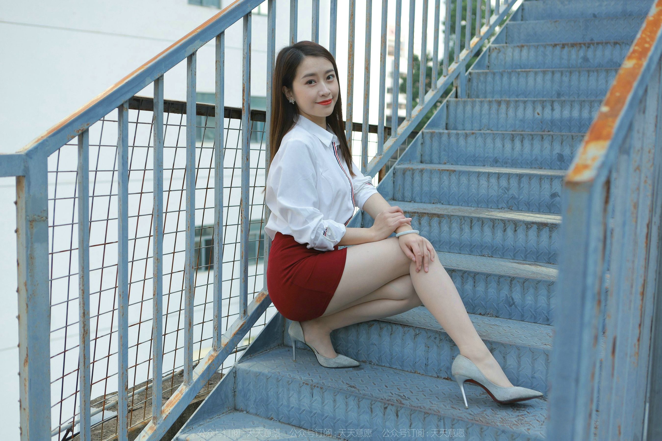 [异思趣向IESS] 模特 小婕 《性感红色包臀裙》