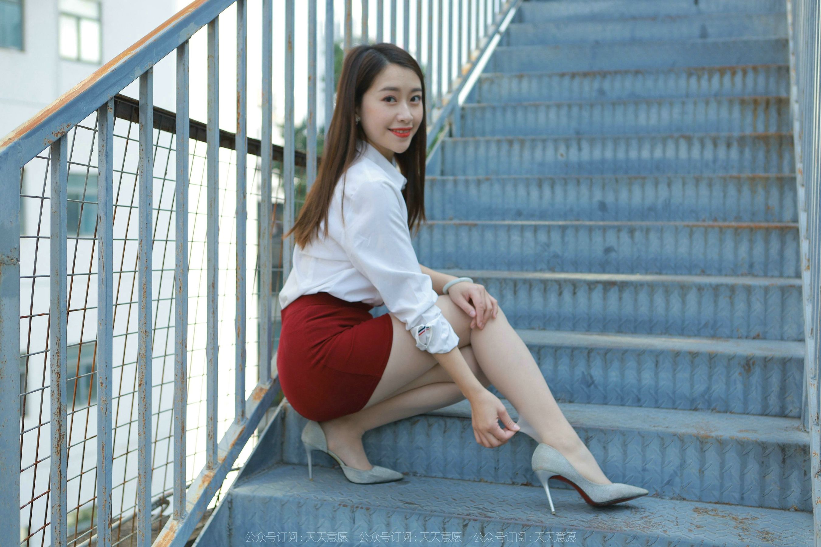 [异思趣向IESS] 模特 小婕 《性感红色包臀裙》