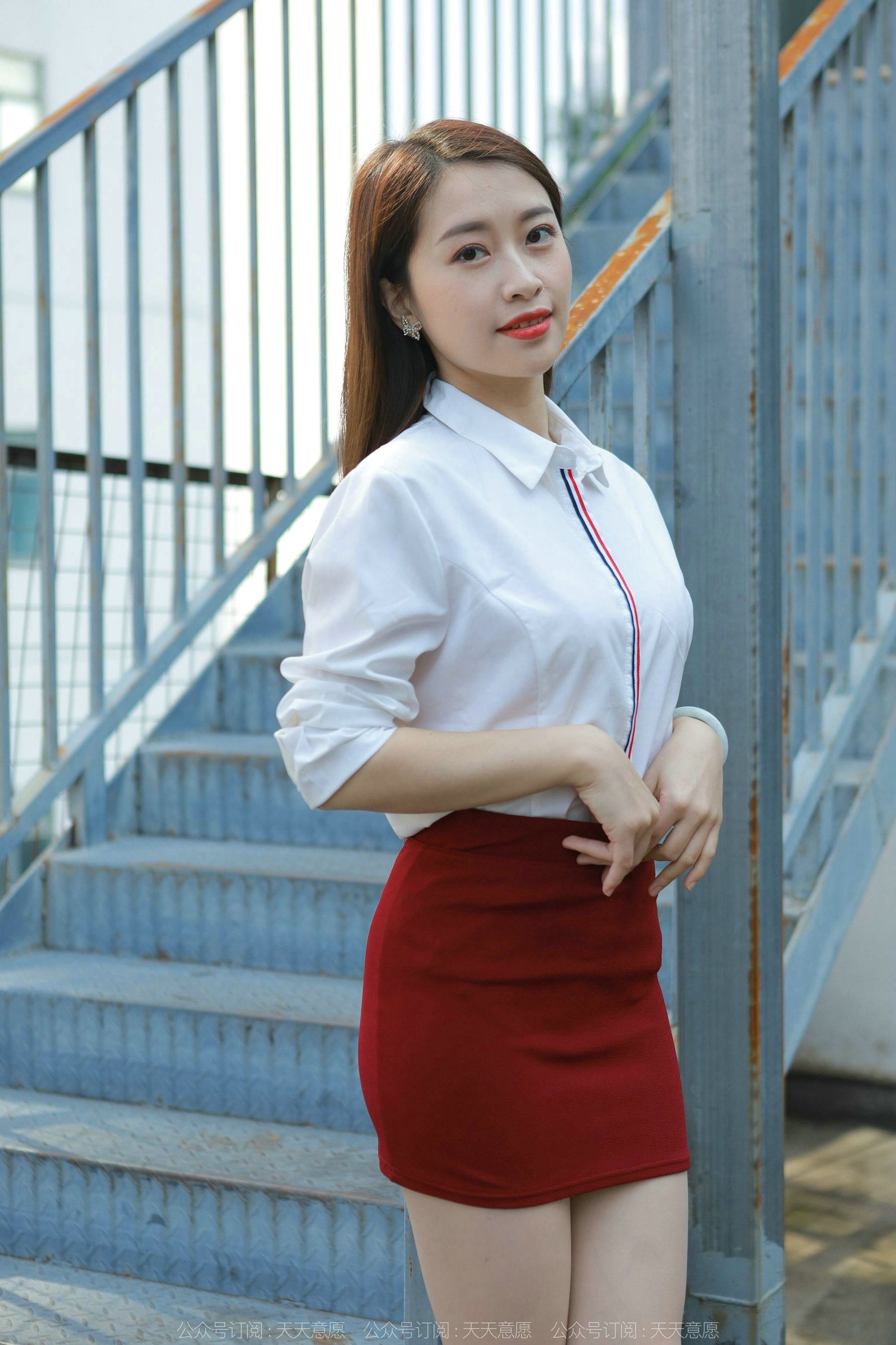 [异思趣向IESS] 模特 小婕 《性感红色包臀裙》