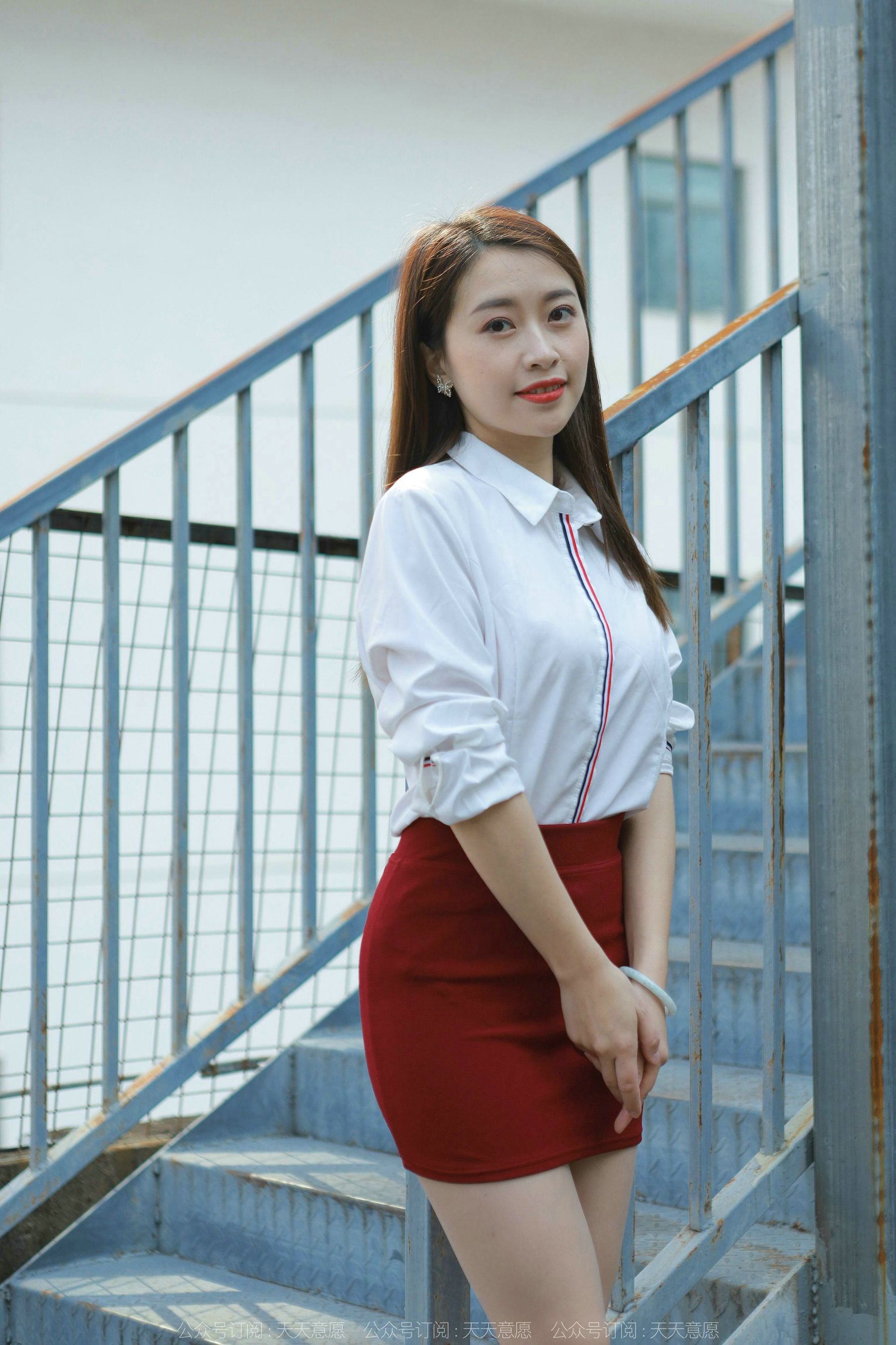 [异思趣向IESS] 模特 小婕 《性感红色包臀裙》