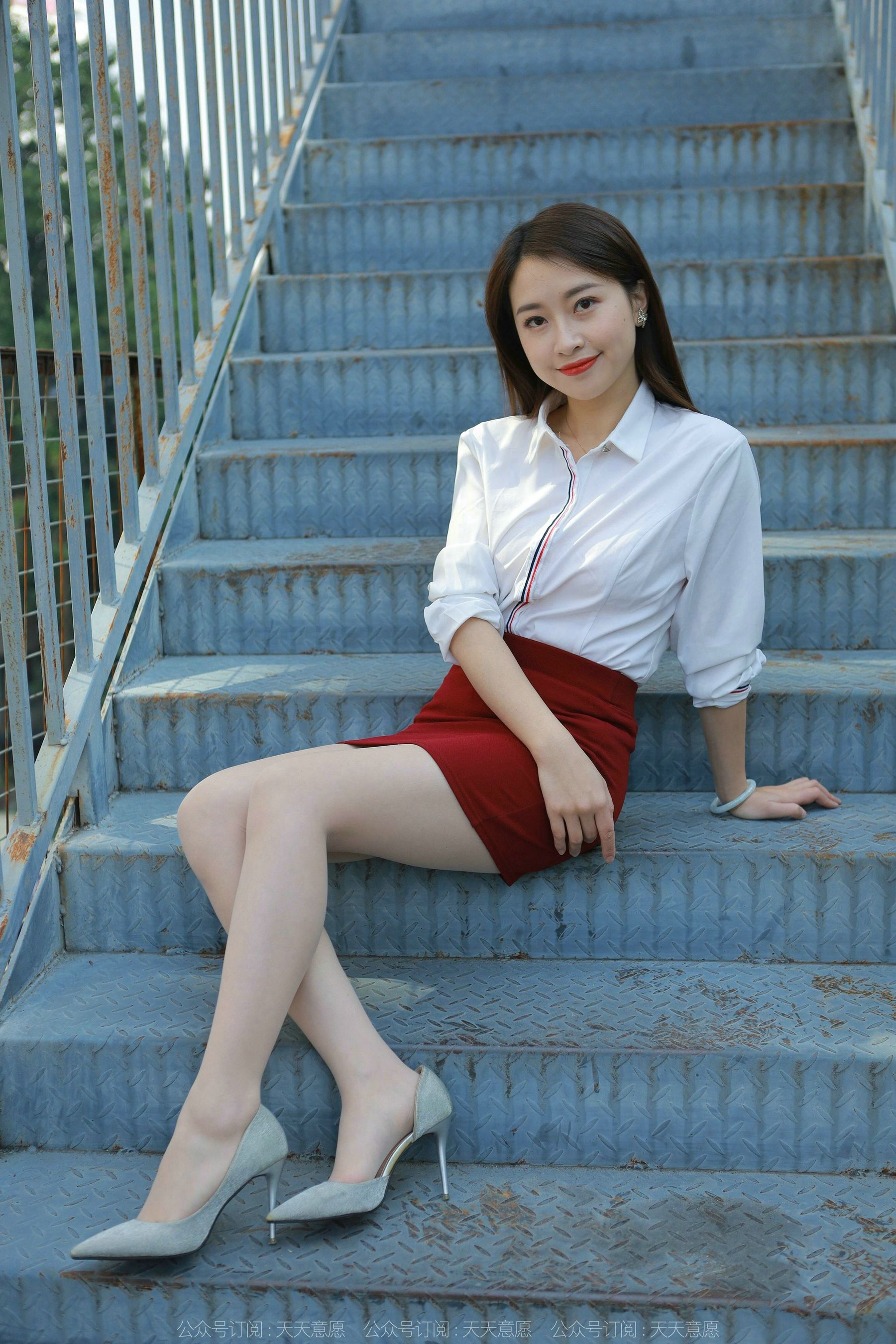 [异思趣向IESS] 模特 小婕 《性感红色包臀裙》