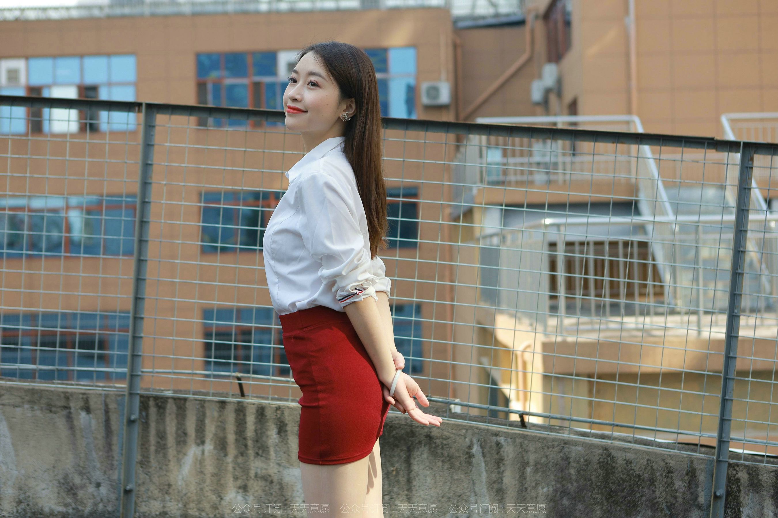 [异思趣向IESS] 模特 小婕 《性感红色包臀裙》