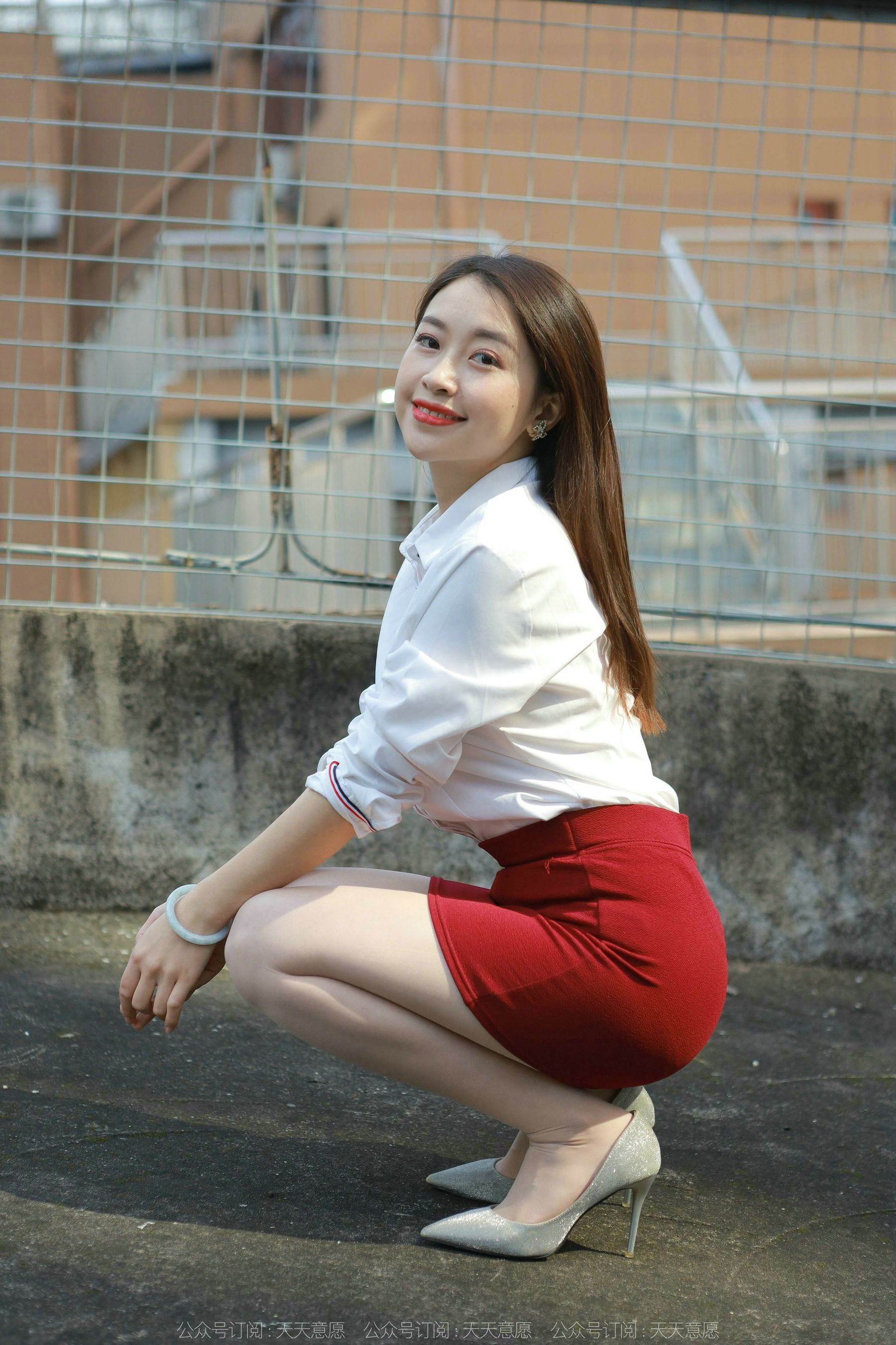 [异思趣向IESS] 模特 小婕 《性感红色包臀裙》