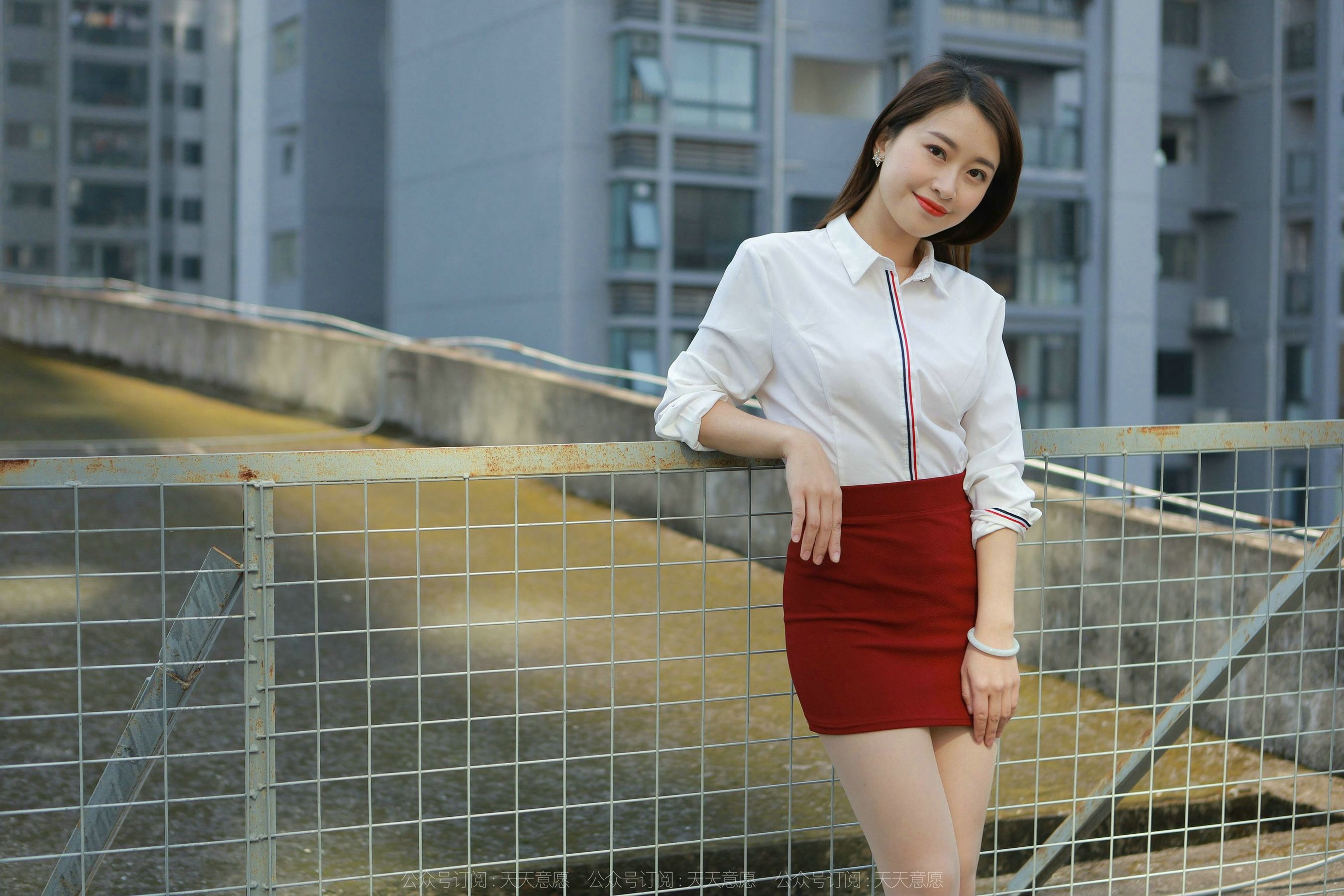 [异思趣向IESS] 模特 小婕 《性感红色包臀裙》