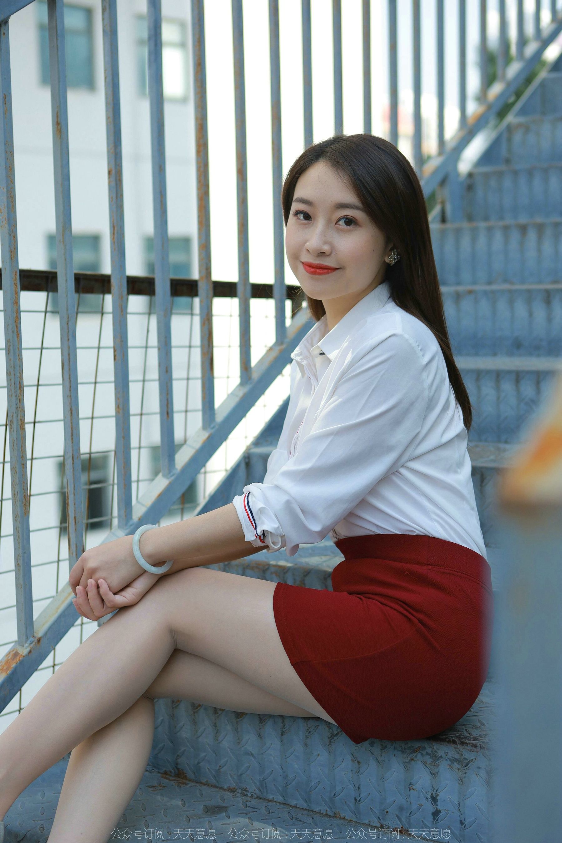 [异思趣向IESS] 模特 小婕 《性感红色包臀裙》