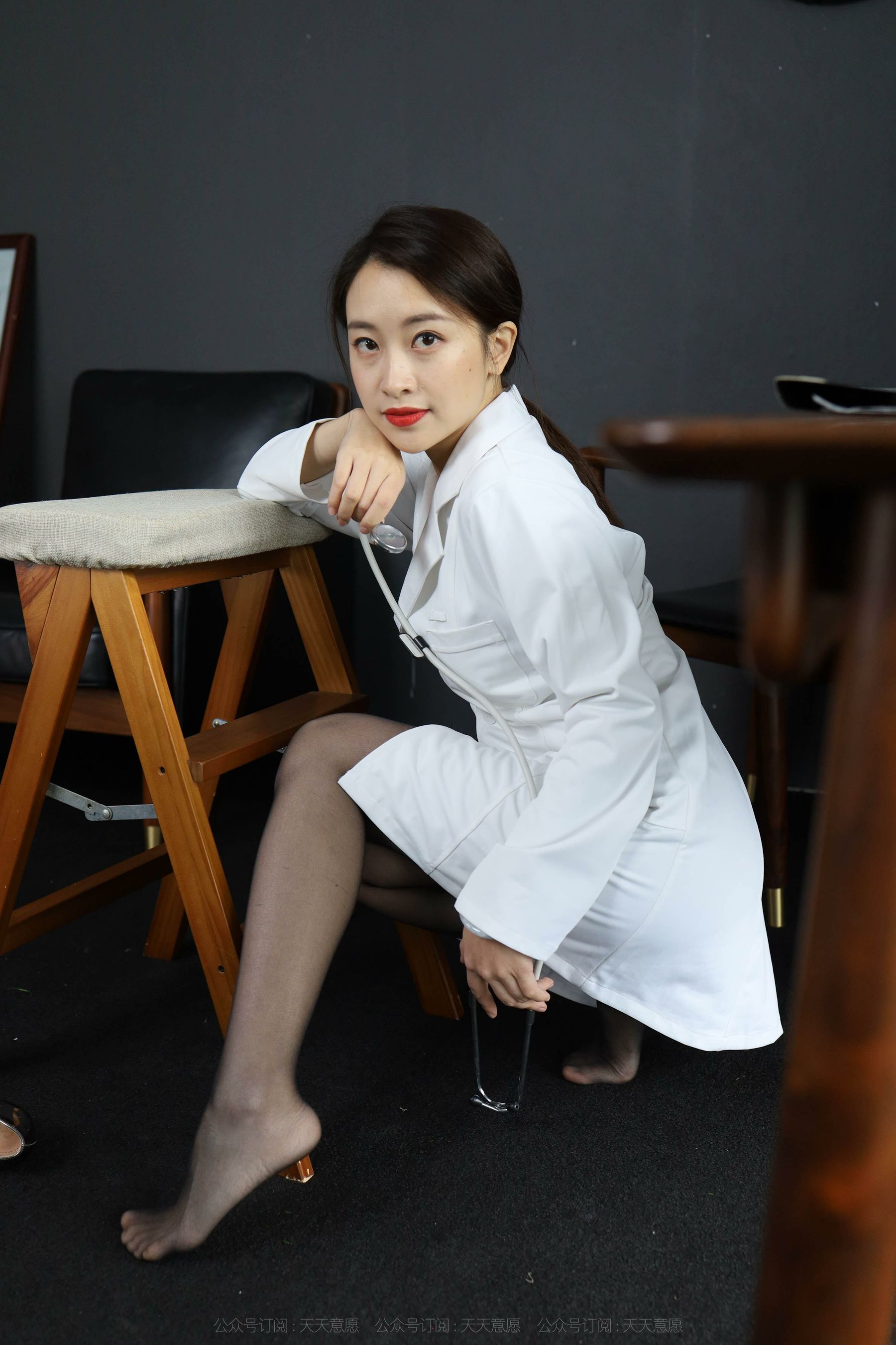 [异思趣向IESS] 模特 小婕 《美女医生》