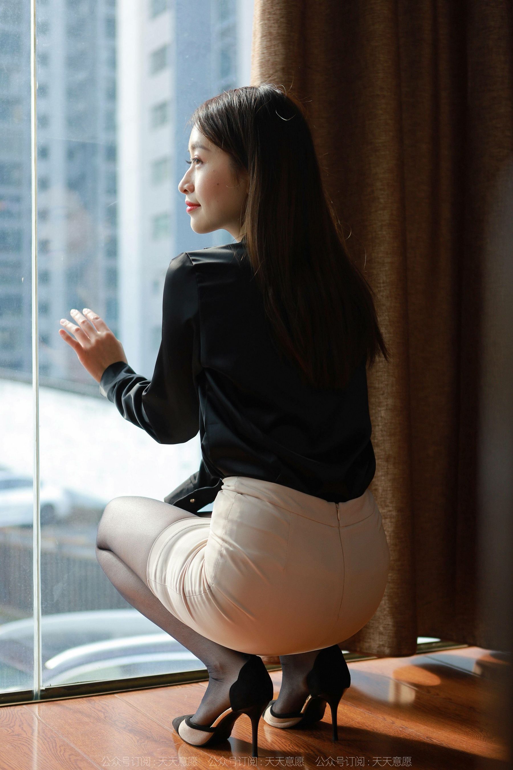 [异思趣向IESS] 模特 小婕 《黑丝职业装》