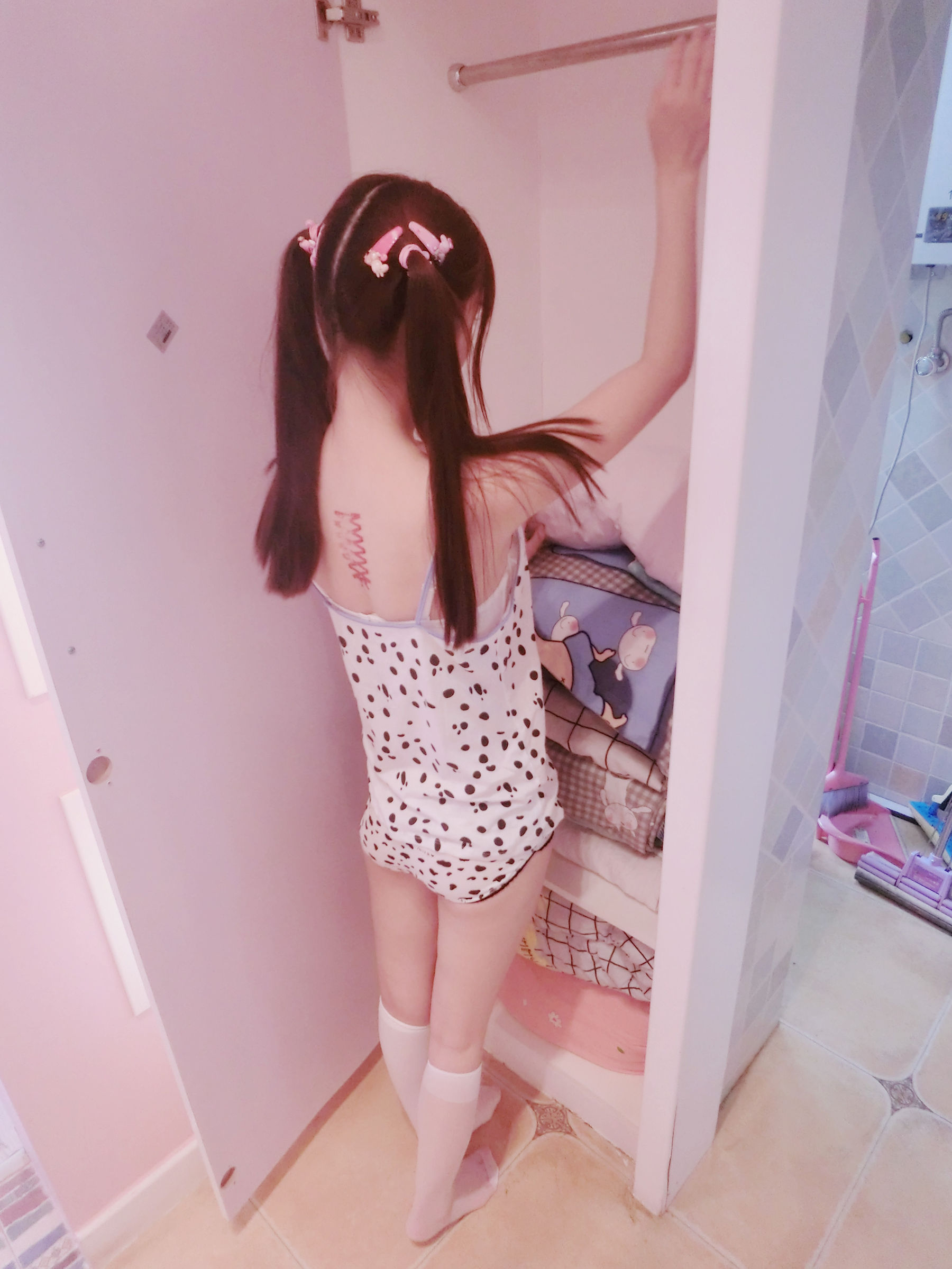 [福利COS] H工口小学生赛高作品 - 牛奶背心