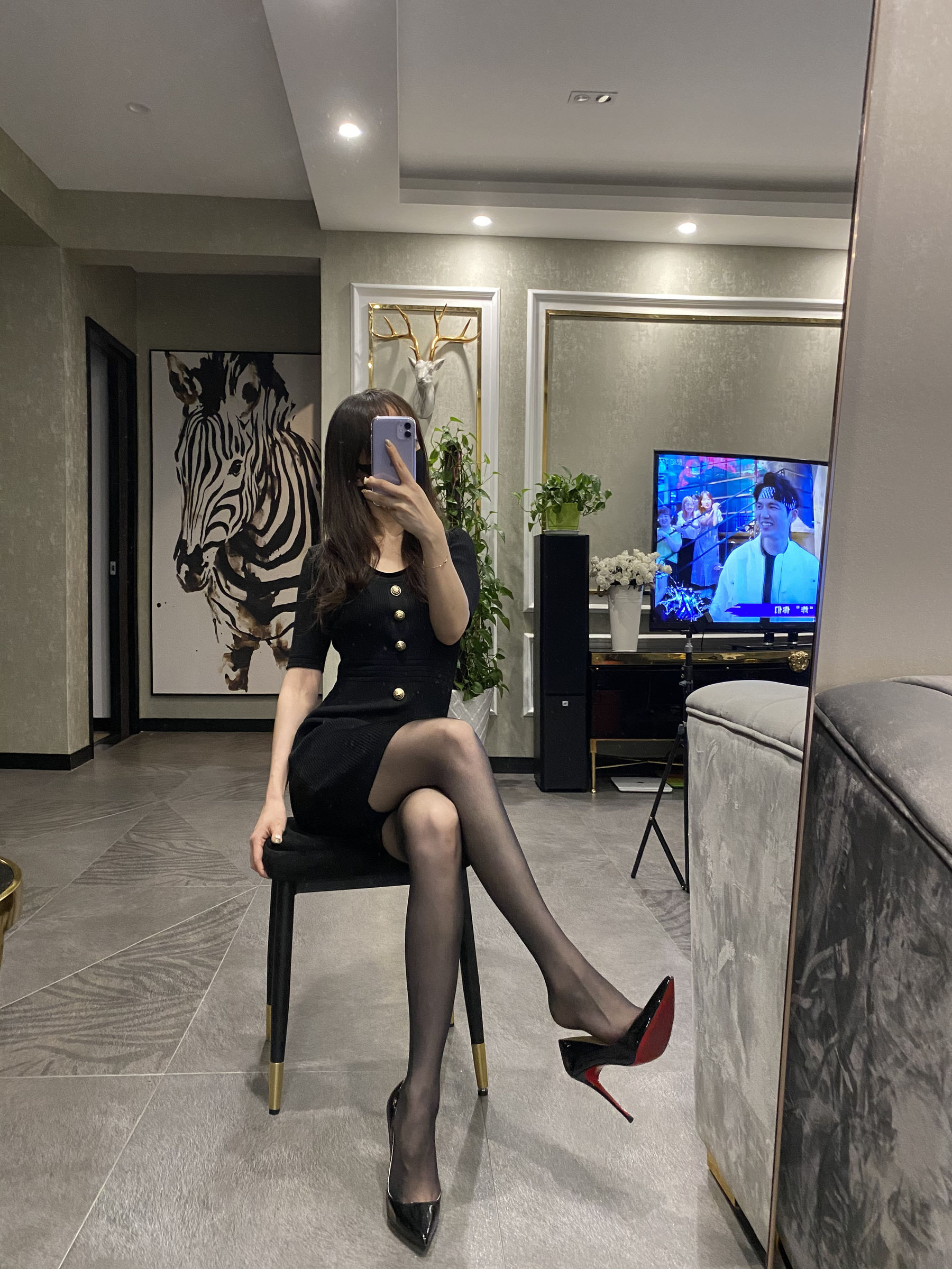 [福利COS] 丝足博主麋鹿_Monroe 2020.08.31 黑丝娇妻